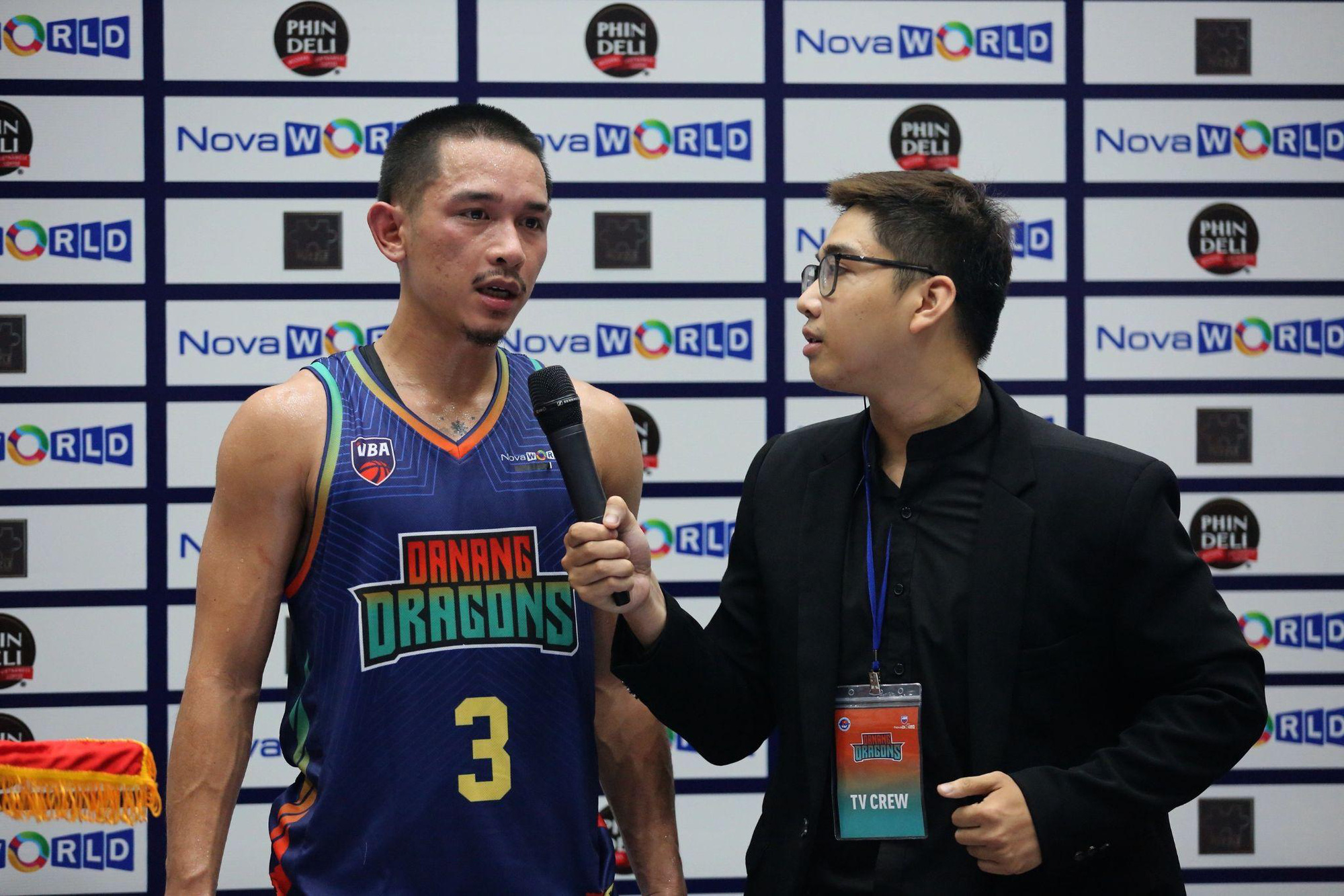Michael Soy (L) of the Danang Dragons is interviewed after a 2022 VBA game. Photo: VBA