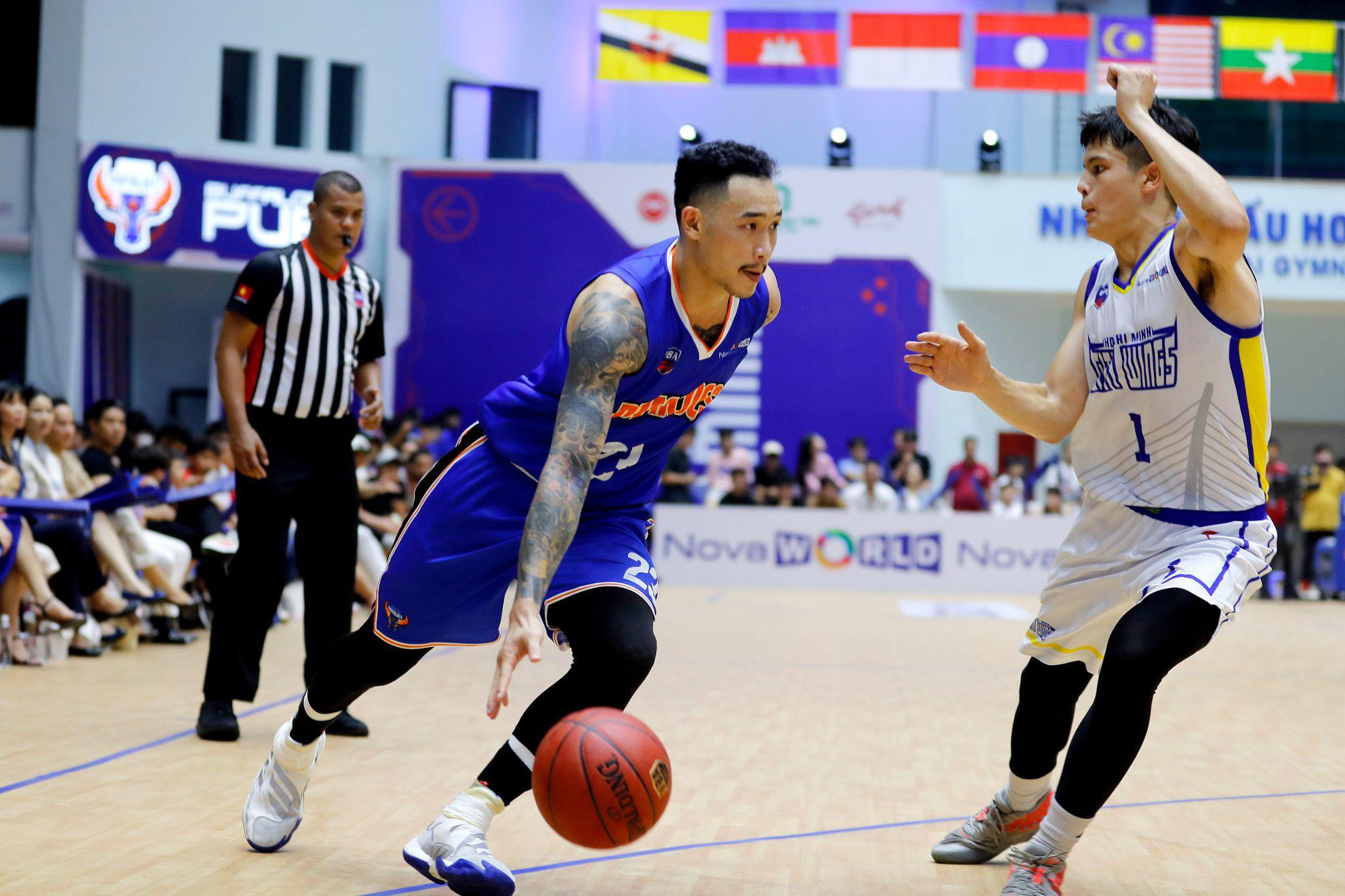 Dinh Thanh Tam (in dark blue) competes during a 2022 VBA game. Photo: VBA