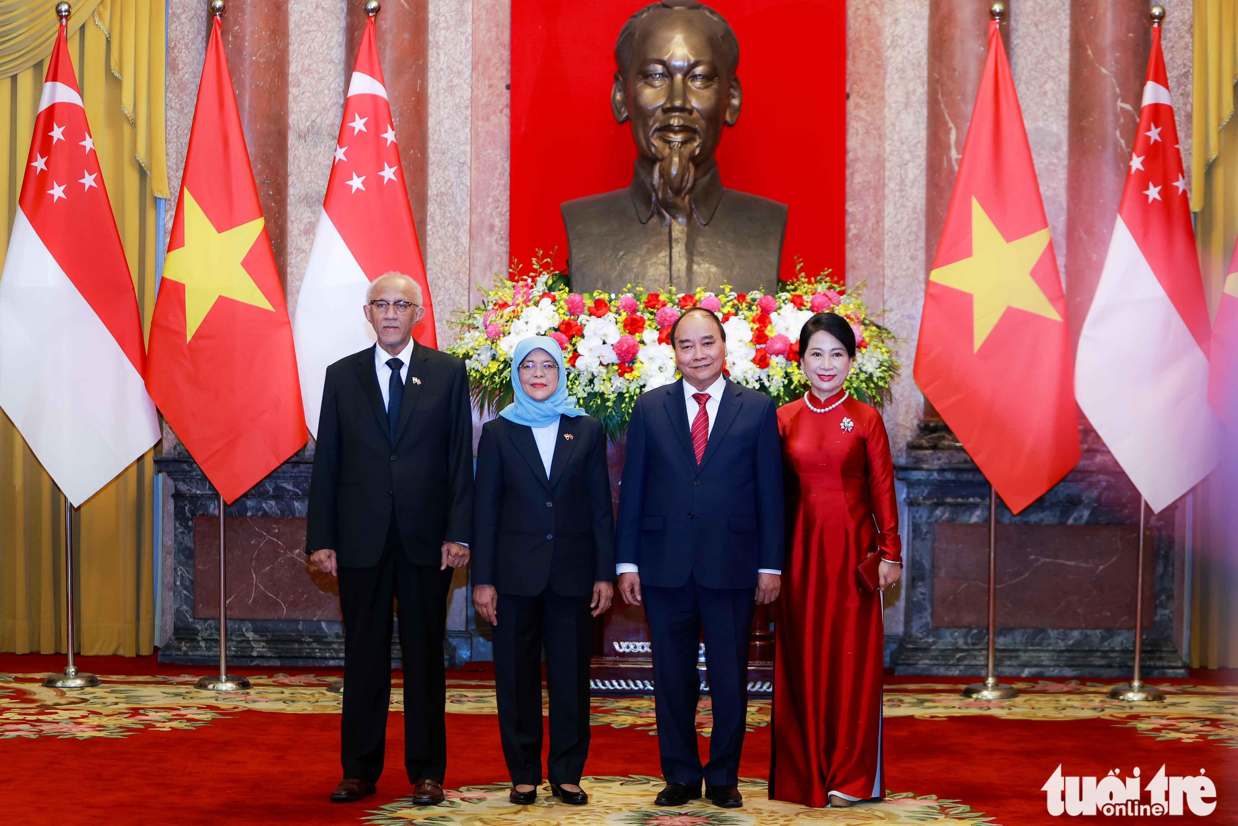 Singaporean President Halimah Yacob and Vietnamese State President Nguyen Xuan Phuc and their spouses in Hanoi, October 17, 2022. Photo: Nguyen Khanh / Tuoi Tre