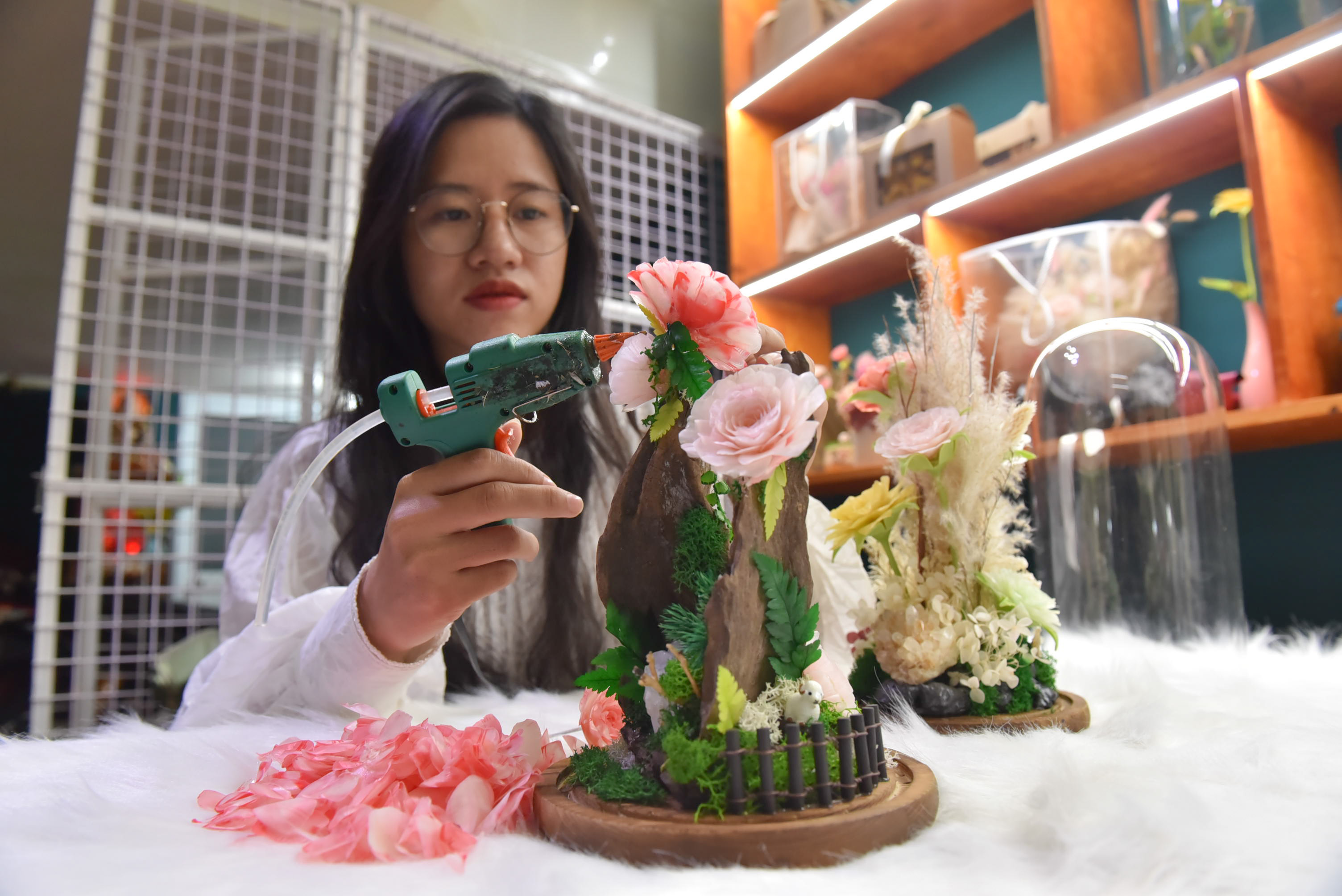 Pham Nhu Quynh works on a product made from fish scales and other material. Photo: Ngoc Phuong / Tuoi Tre New