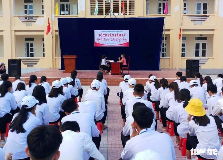 A counseling session is held at a school in Ha Tinh province to provide students with psychological knowledge to tackle bullying at school. Photo: L.M./Tuoi Tre