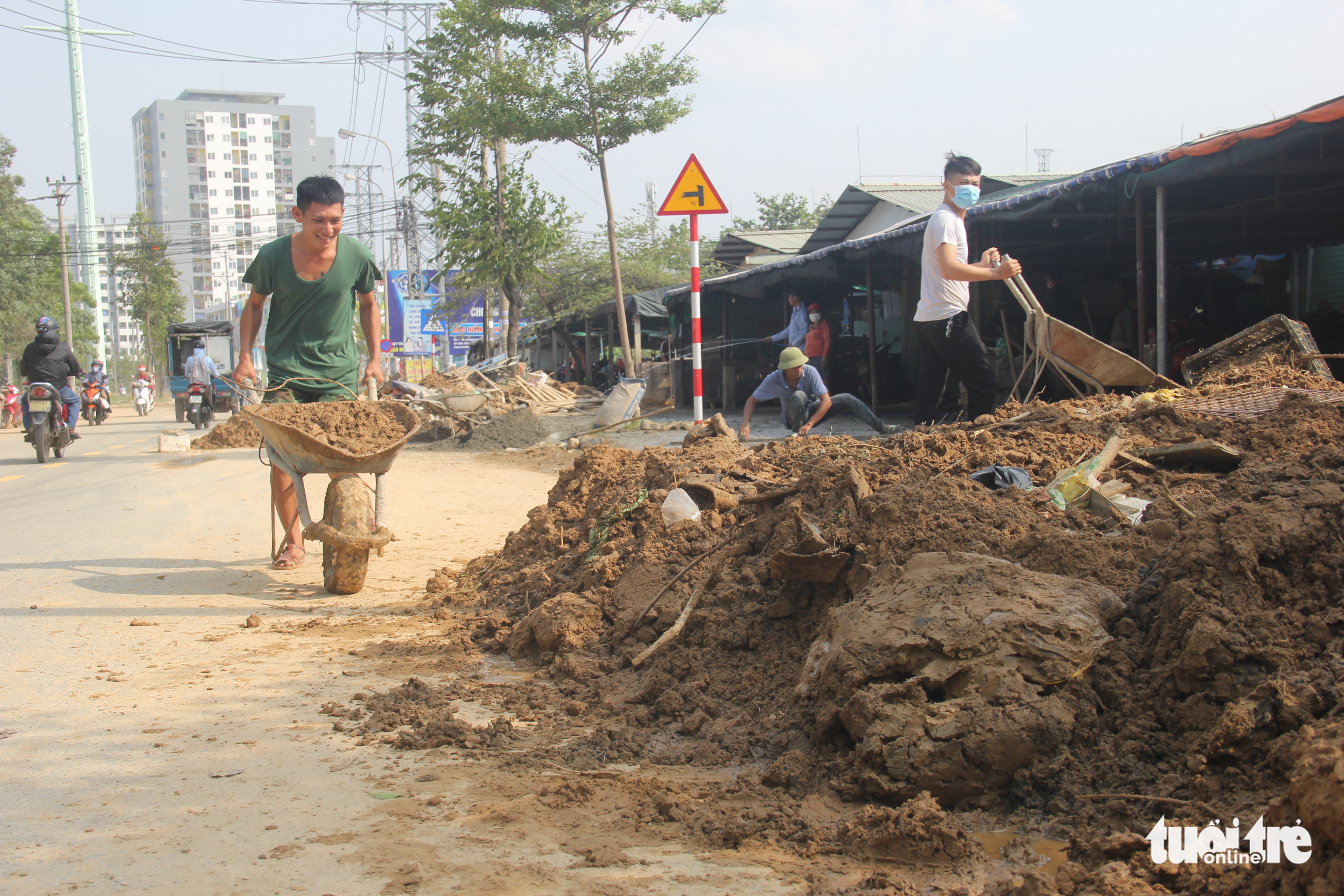 People clean up a street in Lien Chieu District, Da Nang City, Vietnam, October 18, 2022. Photo: Truong Trung / Tuoi Tre