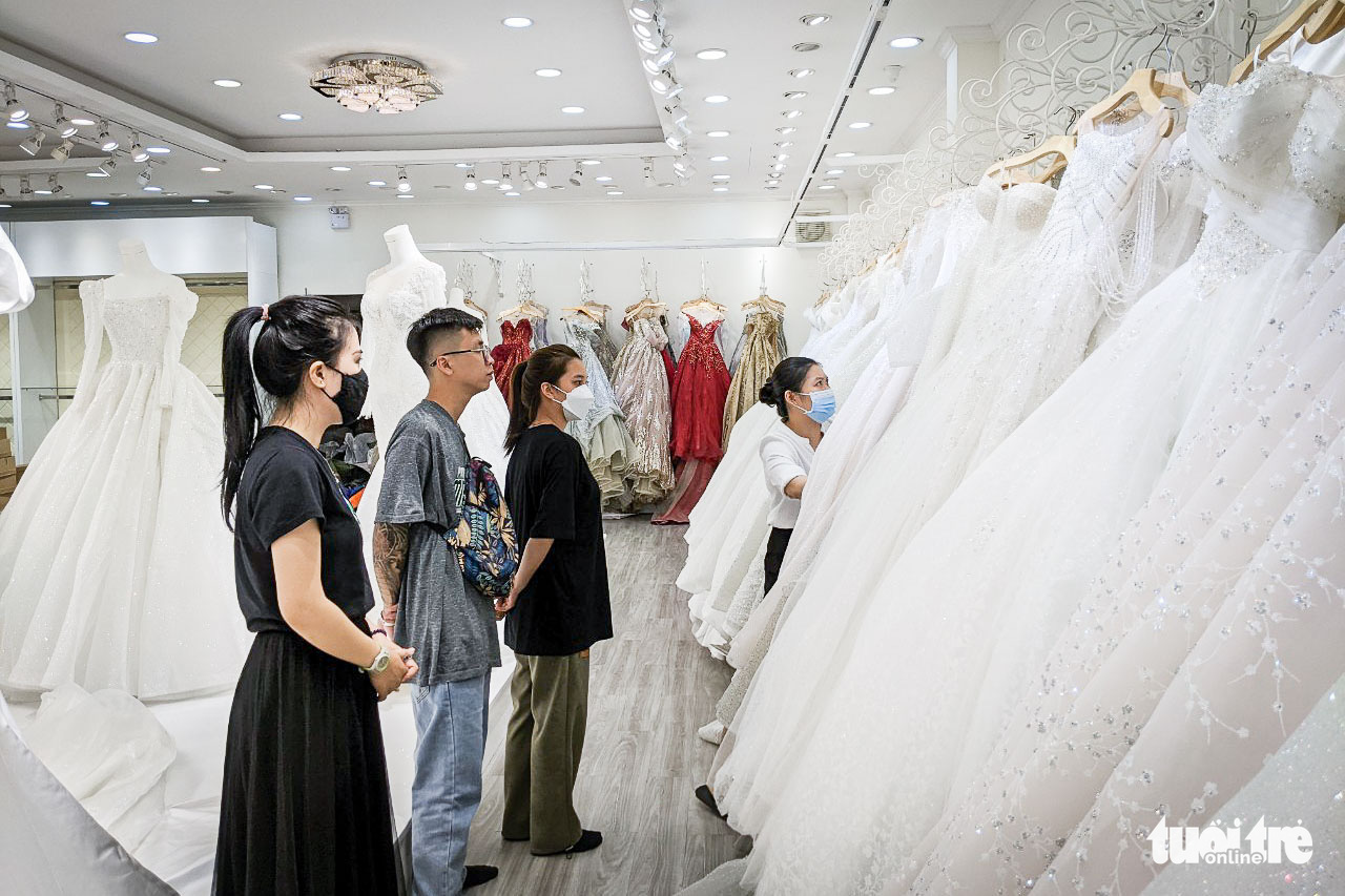 Customers return to Mai Wedding in Da Nang City, Vietnam, October 17, 2022. Photo: Tan Luc / Tuoi Tre