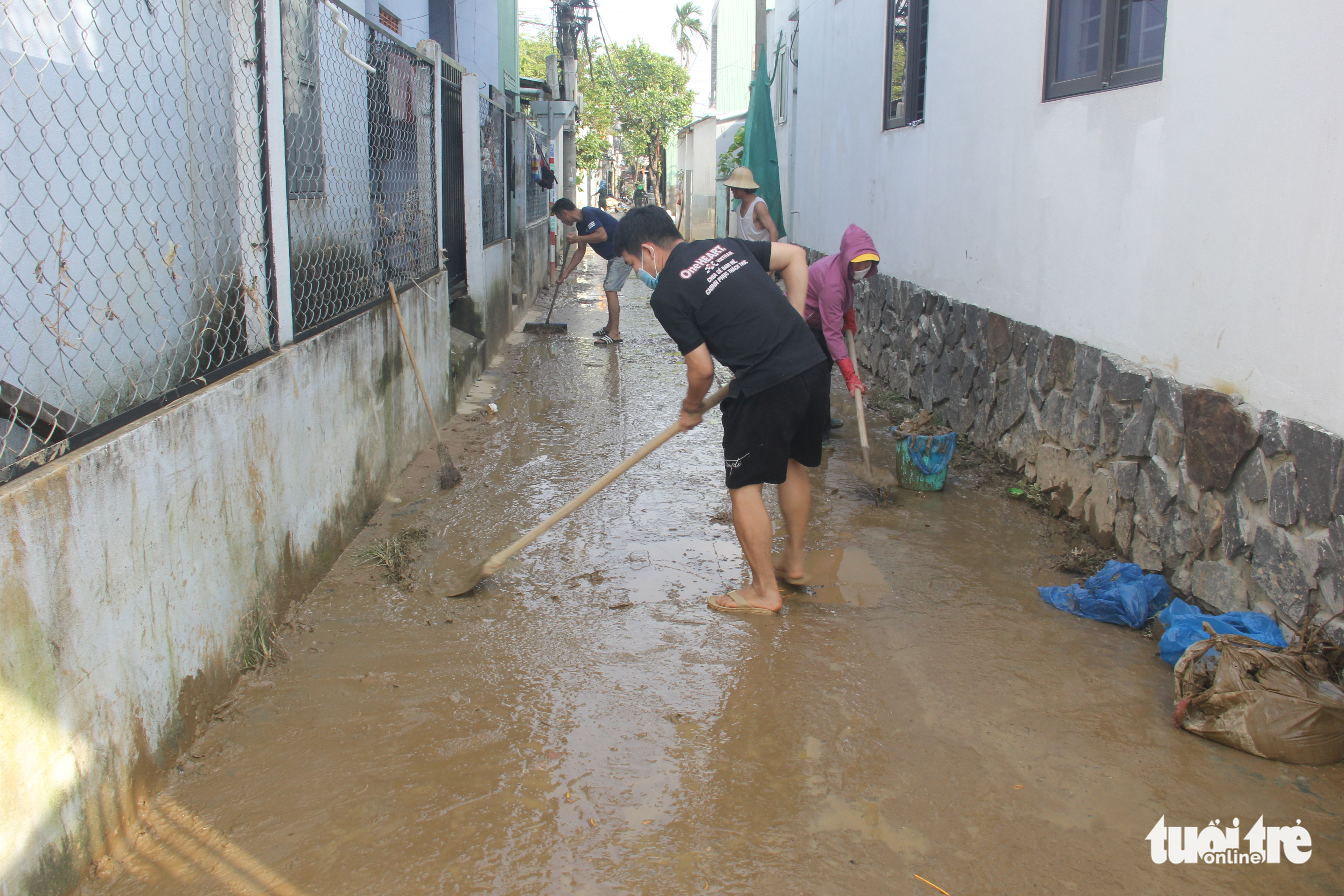 Residents clean up an alley in Lien Chieu District, Da Nang City, Vietnam, October 18, 2022. Photo: Truong Trung / Tuoi Tre