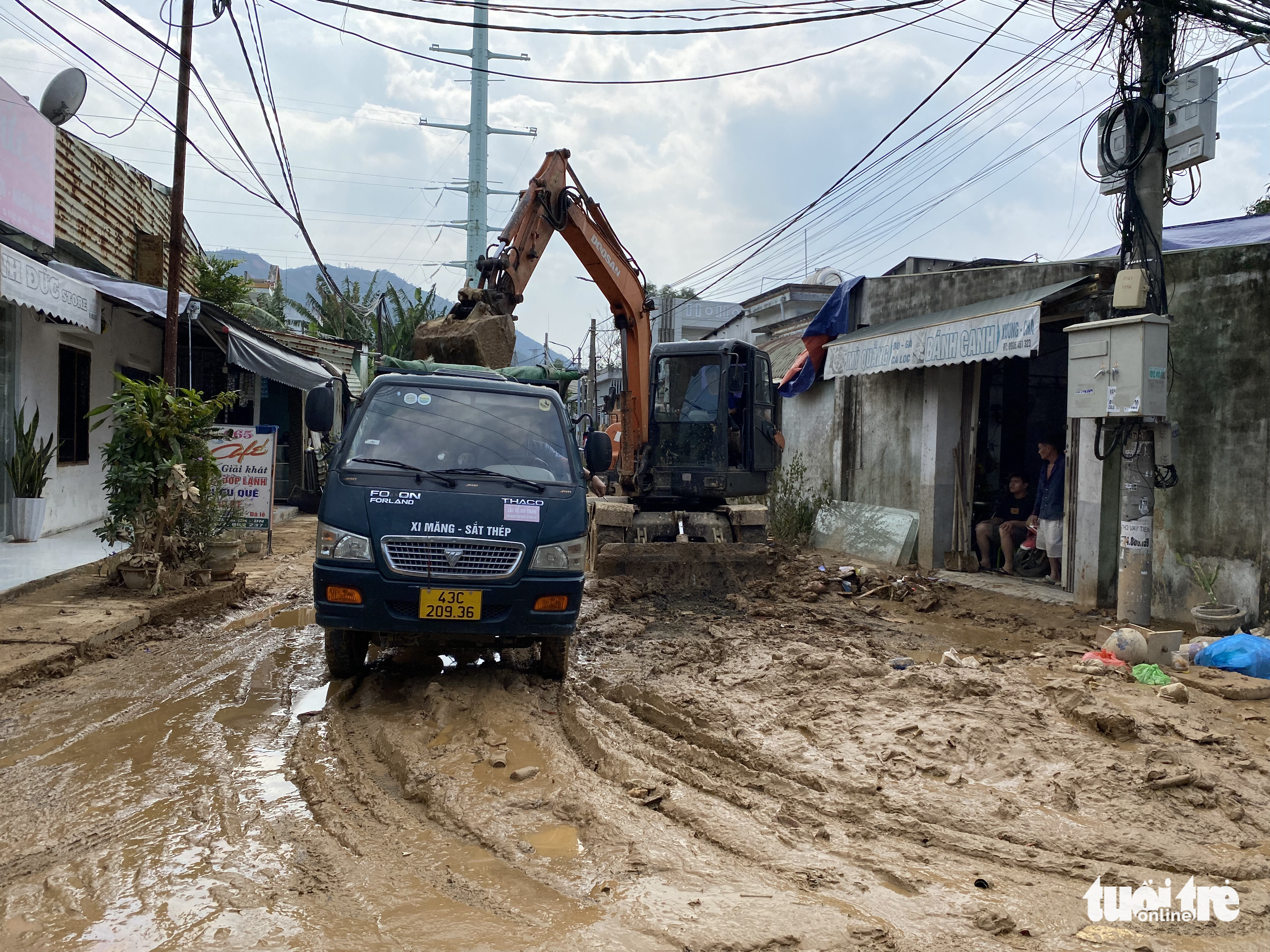 An excavator removes the mud from Au Co Street in Lien Chieu District, Da Nang City, Vietnam, October 18, 2022. Photo: Truong Trung / Tuoi Tre