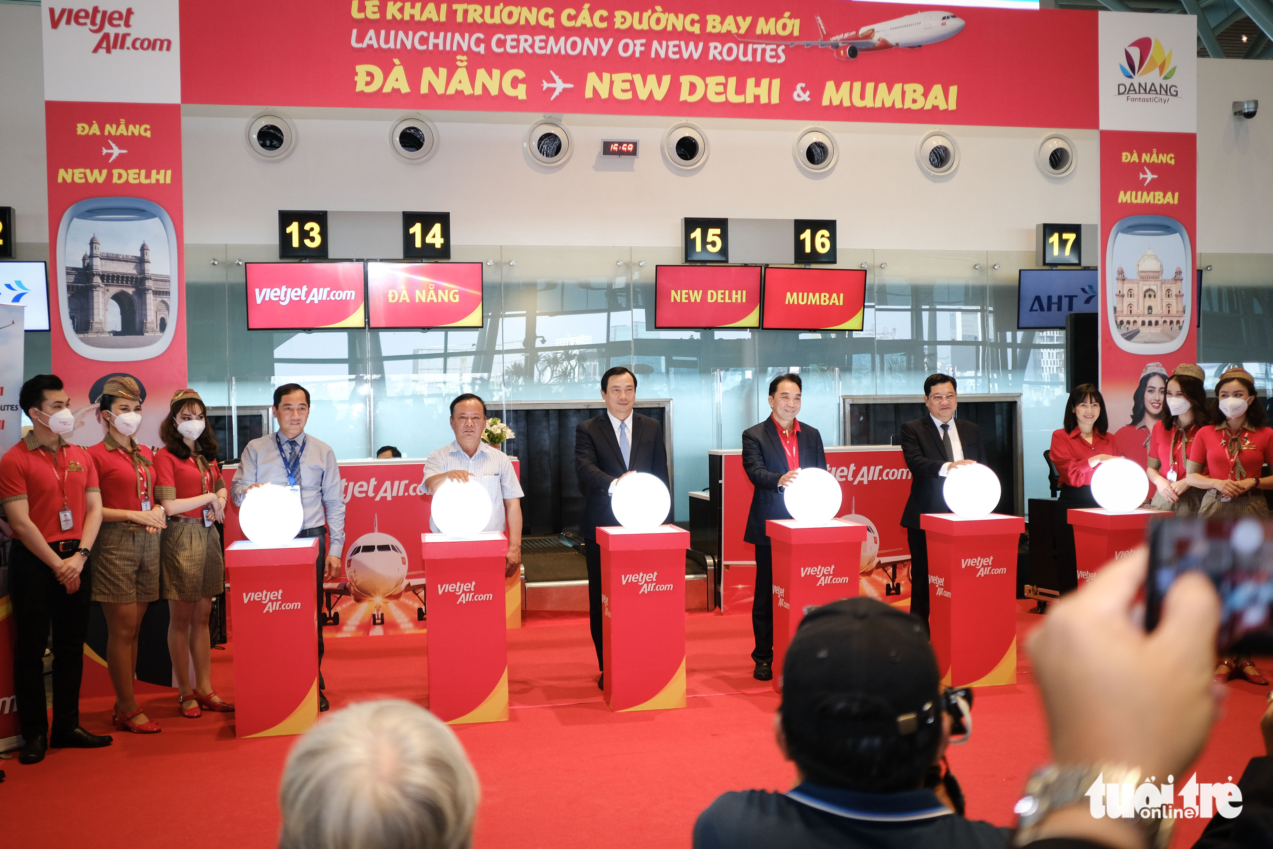 Delegates launch two new flight routes linking the central Vietnamese city of Da Nang with India’s Mumbai and New Delhi in a ceremony held at Da Nang International Airport, October 18, 2022. Photo: Tan Luc / Tuoi Tre