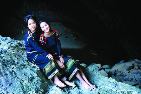 H’Nen Niê (right), who was among the Top 5 Miss Universe 2018, and H’Anetta pose for a photo in an expedition to Son Doong Cave in 2020. Photo: Ngo Tran Hai An