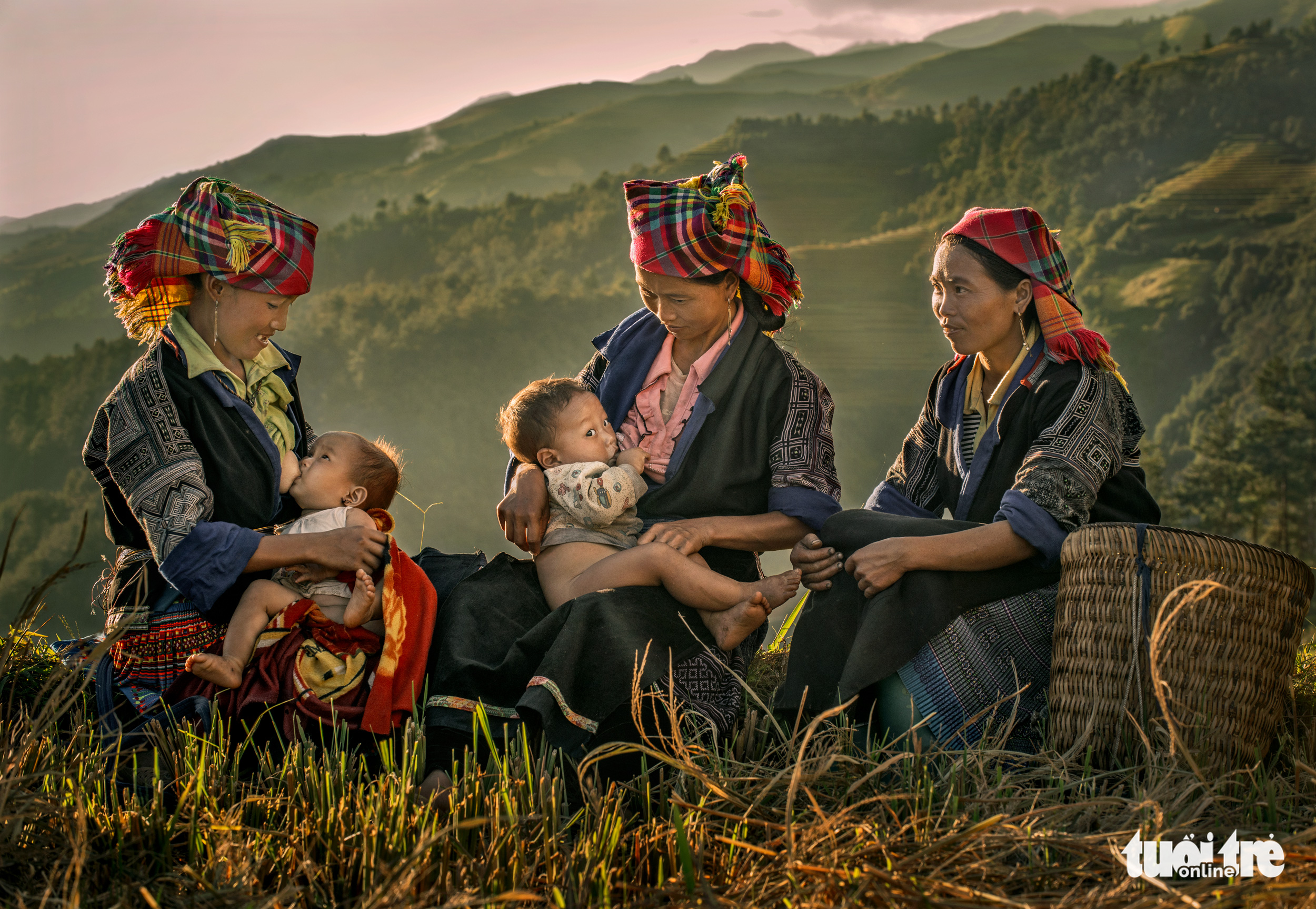 Women breastfeed their children in Yen Bai Province, Vietnam. Photo: Dao Tien Dat