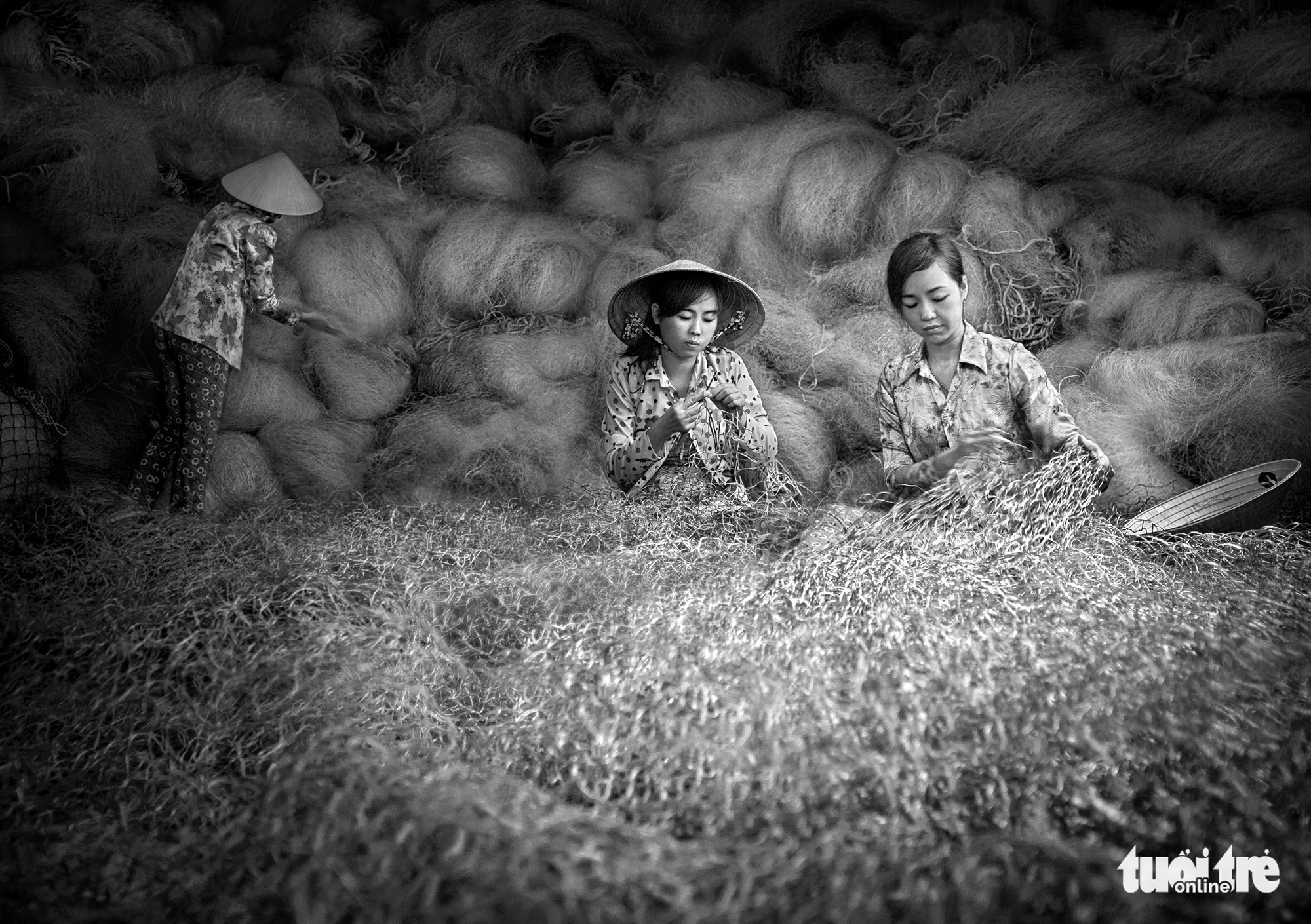 Vietnamese women prepare fishing nets. Photo: Dao Tien Dat