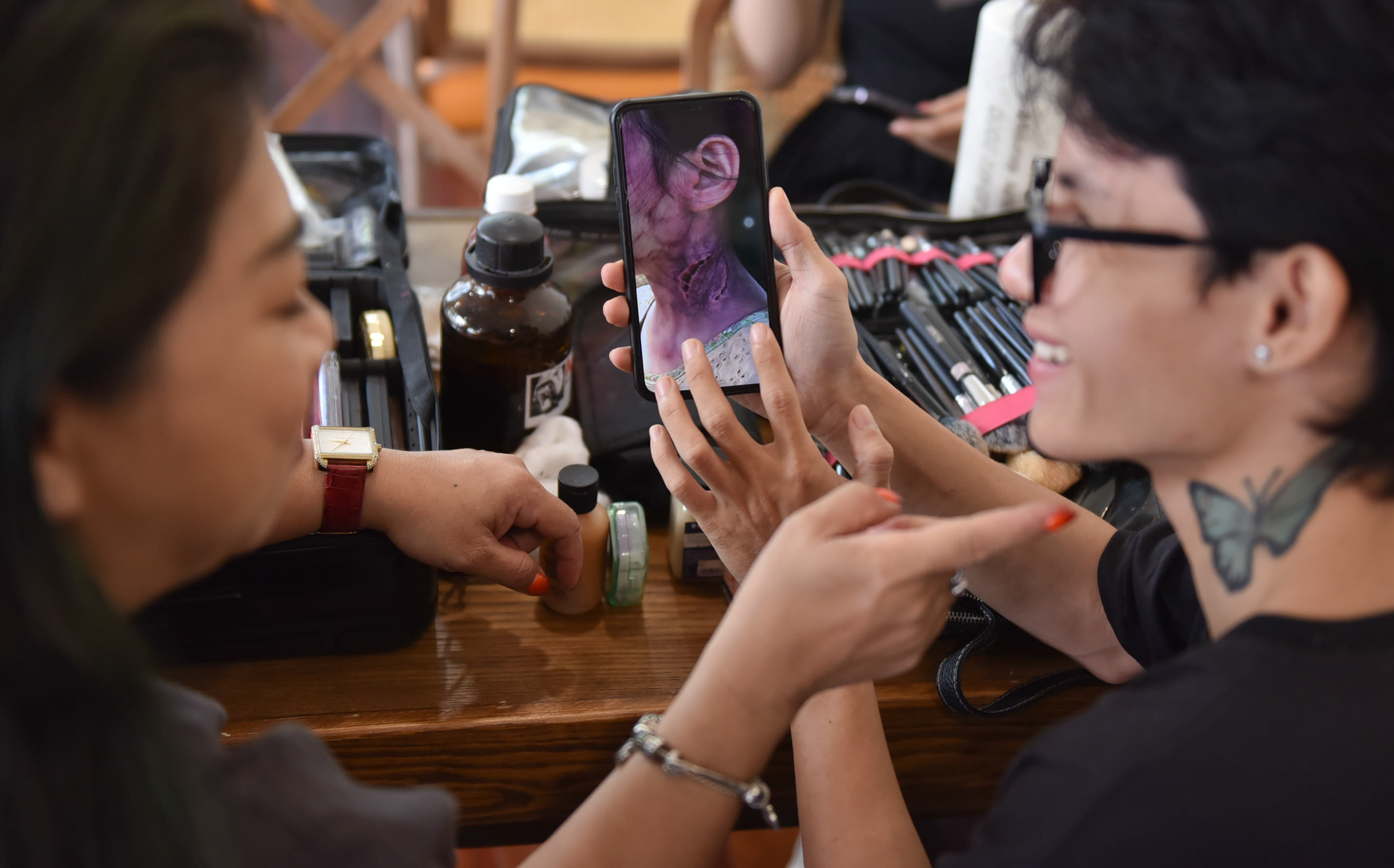 Hang (left) speaks with an actor about his zombie makeup. Photo: Ngoc Phuong / Tuoi Tre News