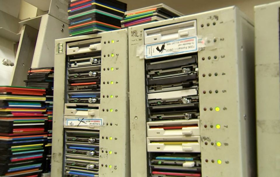 Tom Persky, owner of floppydisk.com, uses older computers to format the disks that he sources from second-hand websites and eBay at his warehouse in Lake Forest, California, U.S., October 6, 2022 in this screengrab from a Reuters TV video. Photo: Reuters