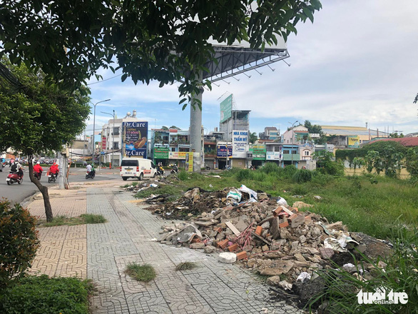 Construction waste is dumped at a vacant lot behind a bus stop on Truong Chinh Street in Tan Binh District, Ho Chi Minh City. Photo: Tuoi Tre