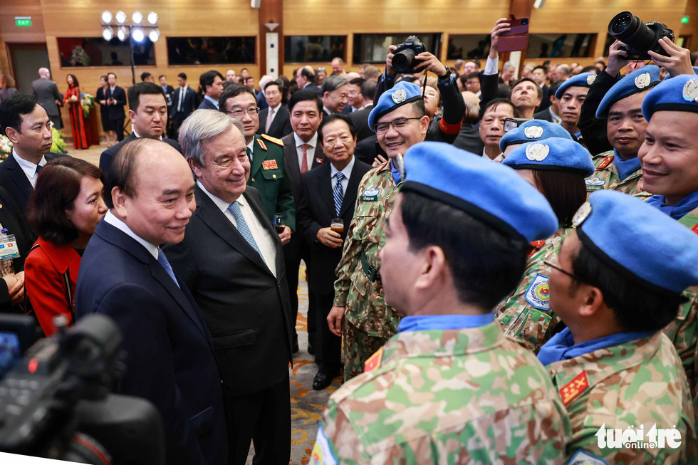 Vietnamese State President Nguyen Xuan Phuc and UN Secretary General António Guterres are seen meeting with some Vietnamese UN peacekeepers in Hanoi on October 21, 2022 in this image. Nguyen Khanh / Tuoi Tre