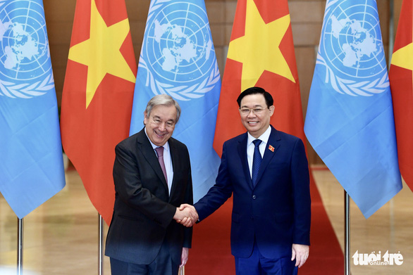 Vietnamese National Assembly Chairman Vuong Dinh Hue (R) is seen shaking hands with UN Secretary-General António Guterres in Hanoi on October 22, 2022. Photo: Nguyen Khanh / Tuoi Tre