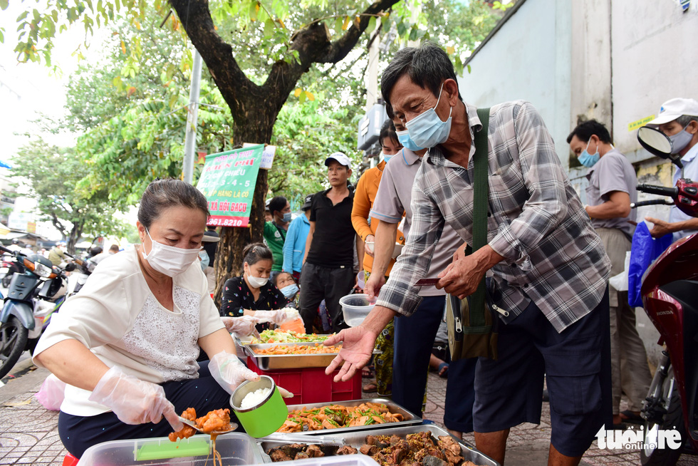 Each patient receives a serving, including rice, main course, stir-fried vegetables, soup, and fruits.