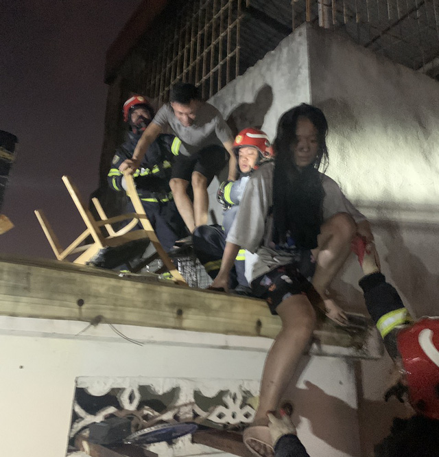 Officers rescue victims from a fire at a house in Cau Giay District, Hanoi, October 23, 2022. Photo: Hung Dung / Tuoi Tre