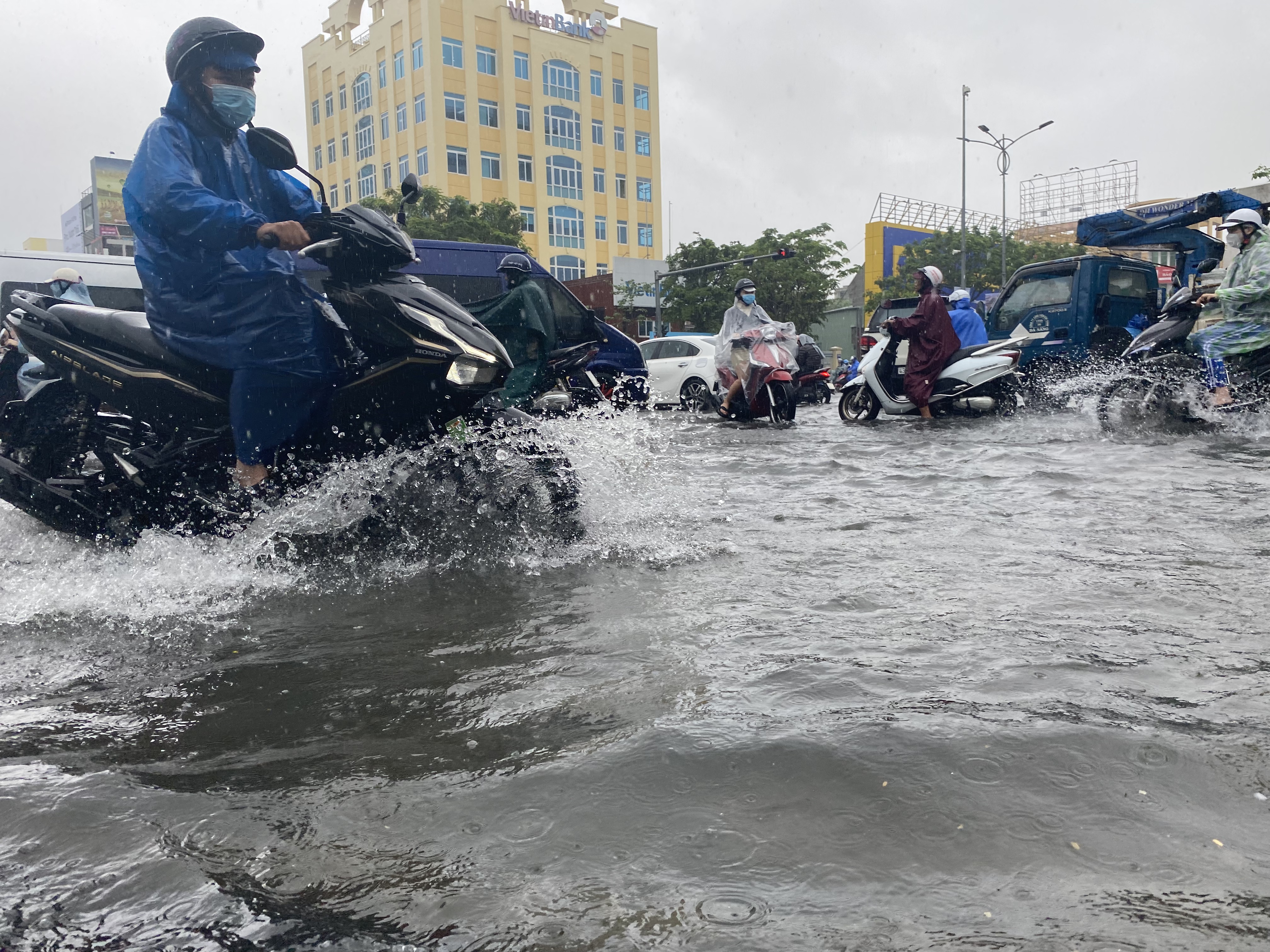 Residents worry as heavy rain inundates Da Nang