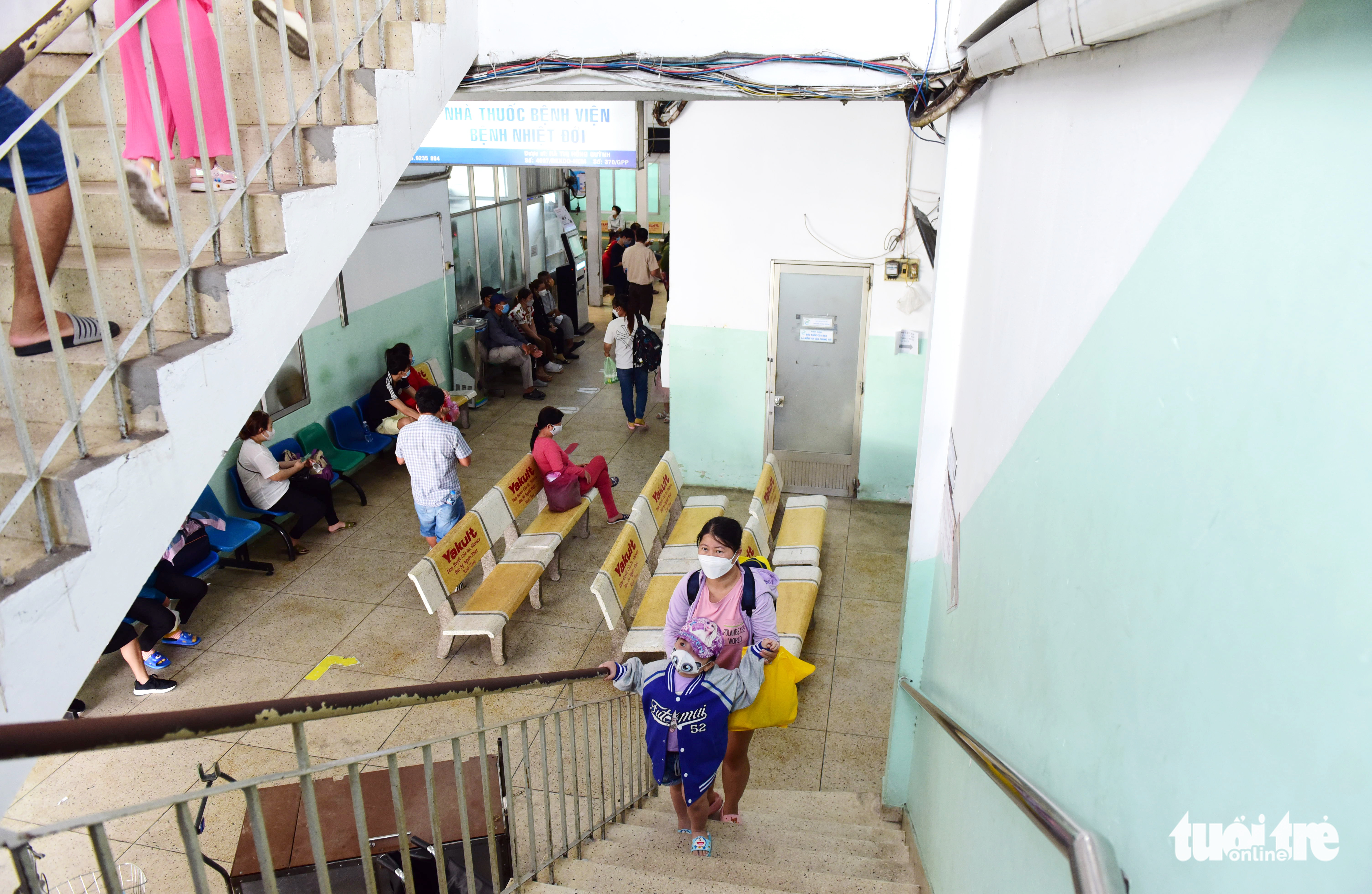 A child patient and his mother have to take the stairs as there are no elevators at a department of the Ho Chi Minh City Hospital for Tropical Diseases. Photo: Duyen Phan / Tuoi Tre