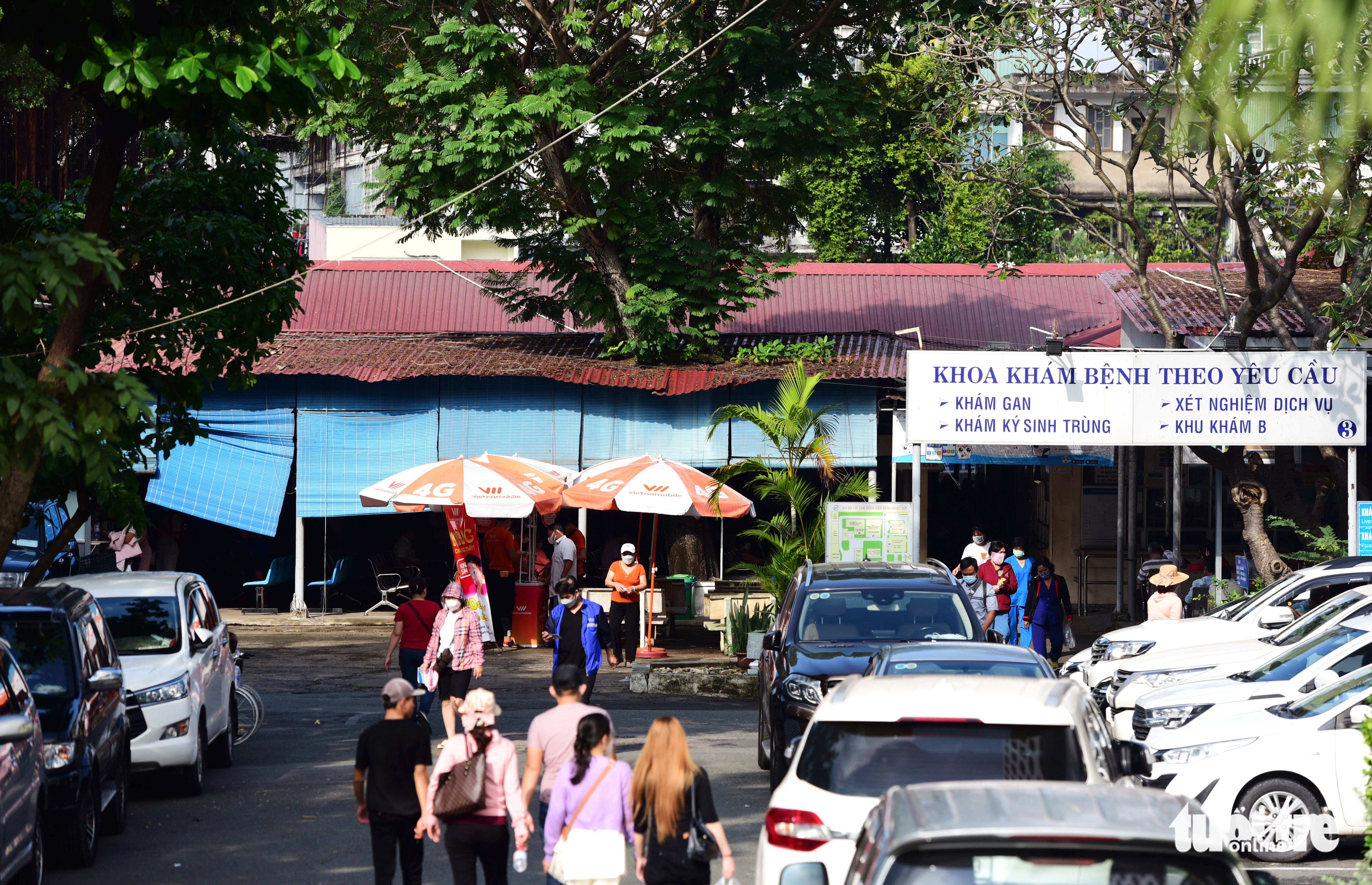 Cars are parked next to the makeshift lounge of the on-demand clinic at the medical examination department of the Ho Chi Minh City Hospital for Tropical Diseases. Photo: Duyen Phan / Tuoi Tre