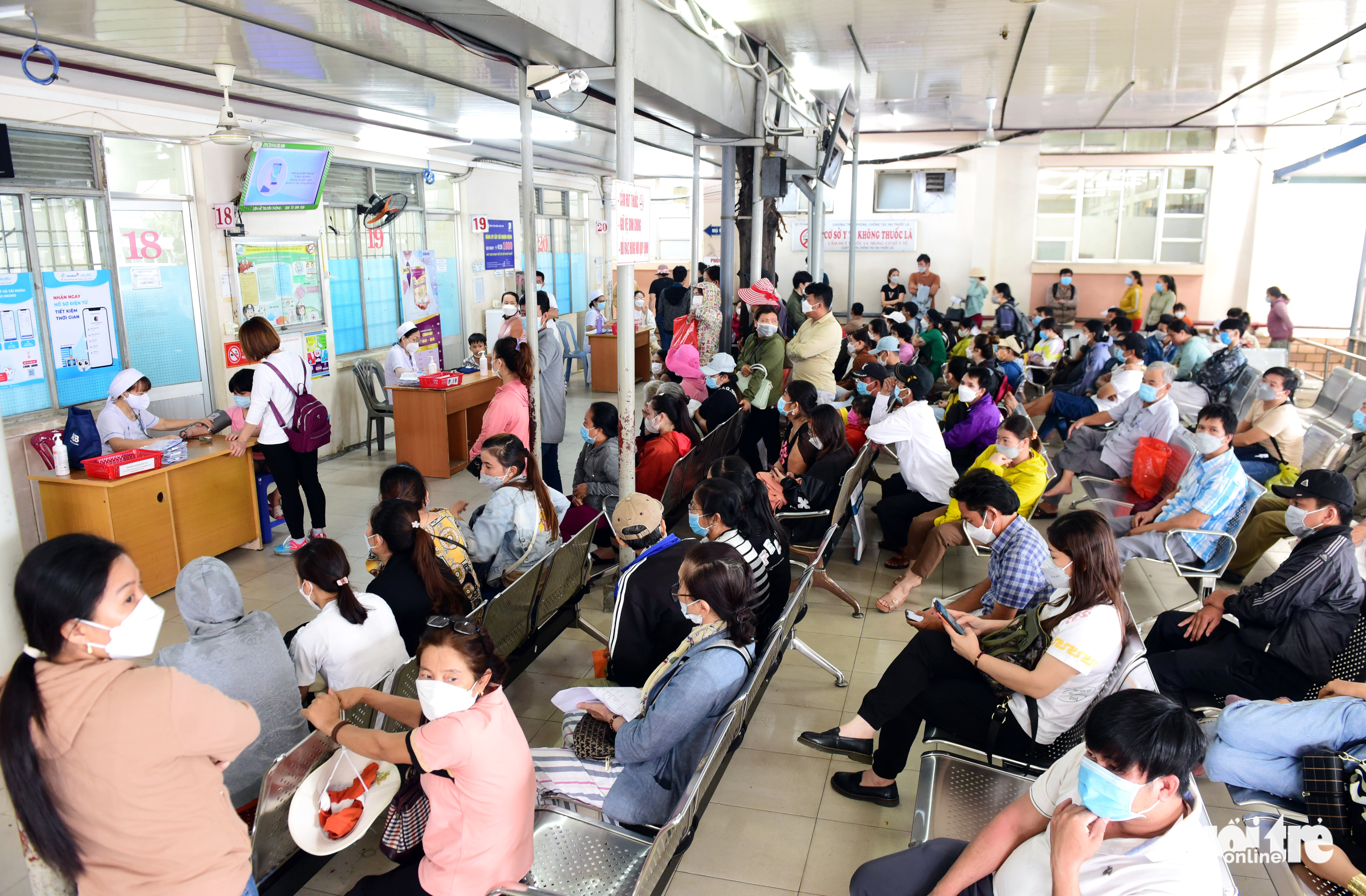 Patients wait for health checks at the medical examination department of the Ho Chi Minh City Hospital for Tropical Diseases. Photo: Duyen Phan / Tuoi Tre