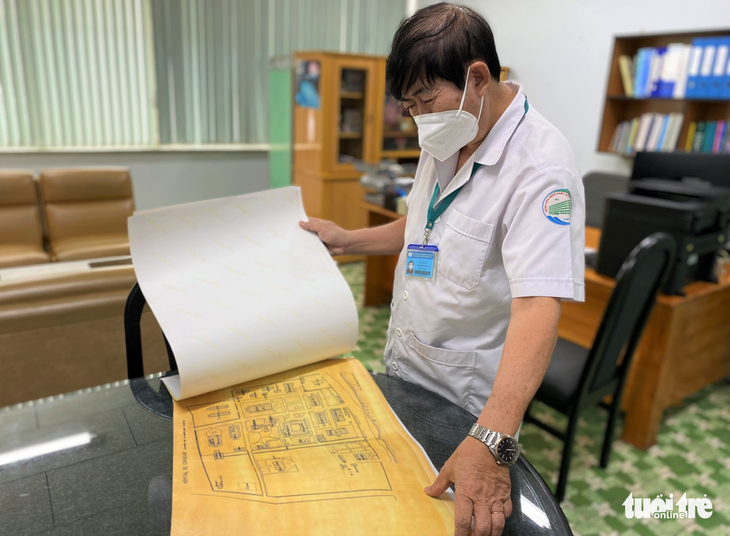Dr. Le Manh Hung, deputy director of the Ho Chi Minh City Hospital for Tropical Diseases, shows a planning drawing for the construction of new facilities. Photo: Duyen Phan / Tuoi Tre