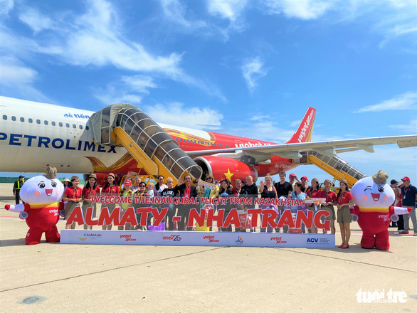 Tourists arrive in Cam Ranh International Airport in Khanh Hoa Province, Vietnam after a direct flight from Kazakhstan on October 25, 2022. Photo: Le Na / Tuoi Tre