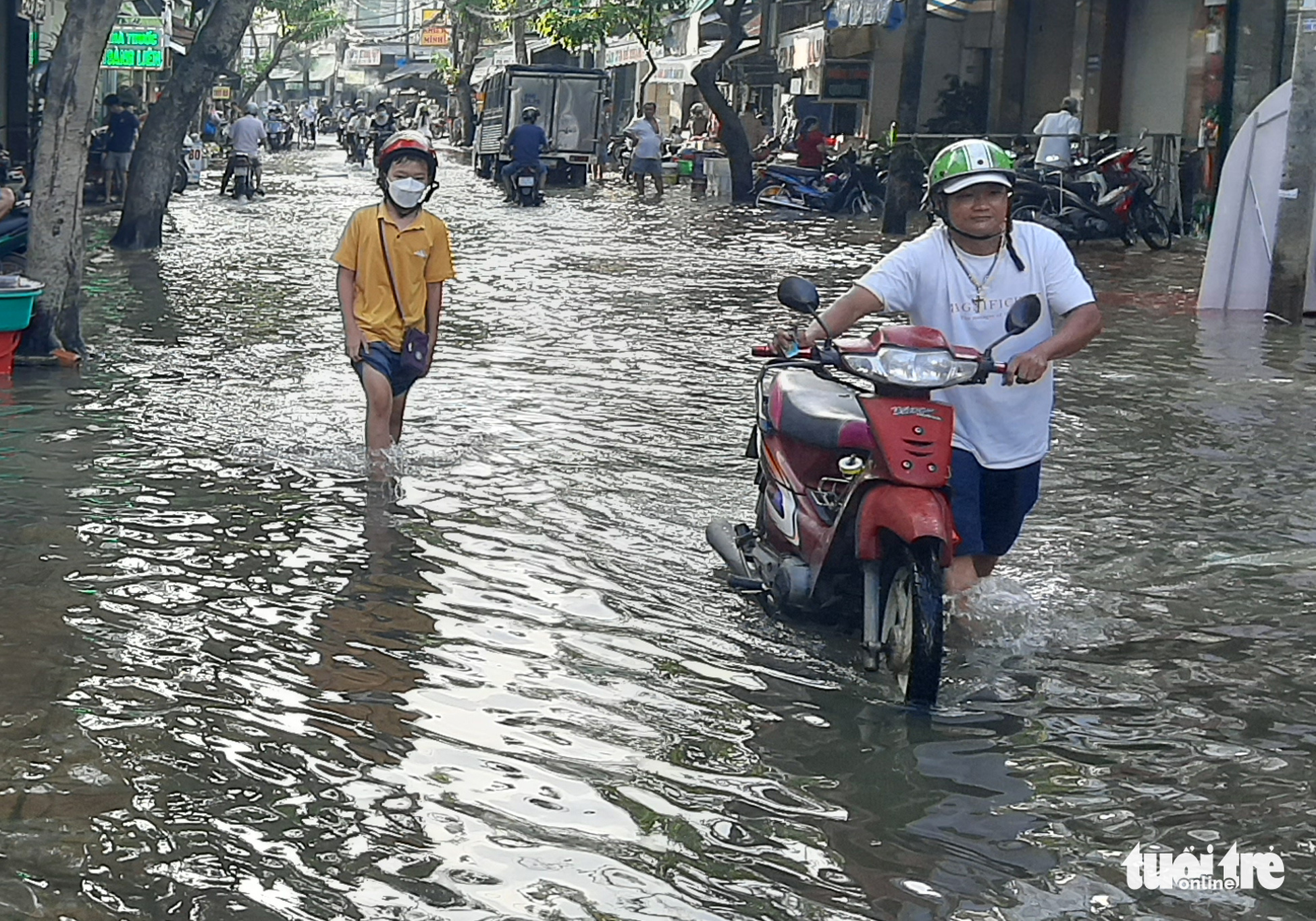 A man pushes his motorbike along a flooded street in Can Tho City, Vietnam, October 27, 2022. Photo: Chi Quoc / Tuoi Tre