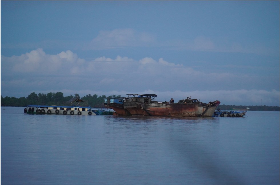 After dark, boats, and barges appear on the Tien River to suck sand from the riverbed. Photo: Mau Truong / Tuoi Tre