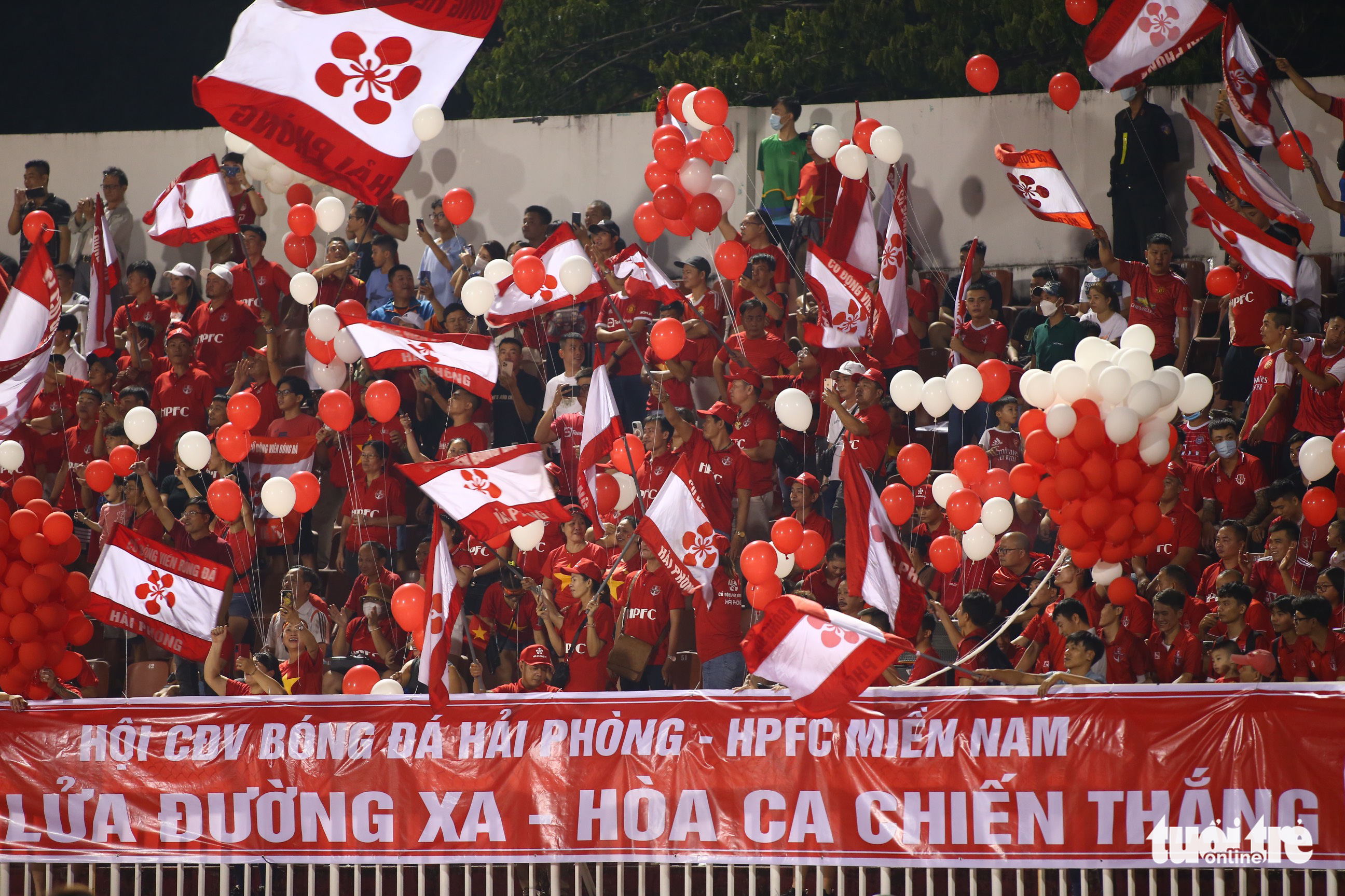 Supporters of Hai Phong football club bring balloons to cheer for their team in the game against Sai Gon in Round 22 of the 2022 V-League 1 at Thong Nhat Stadium in Ho Chi Minh City, October 28, 2022. Photo: H.T. / Tuoi Tre