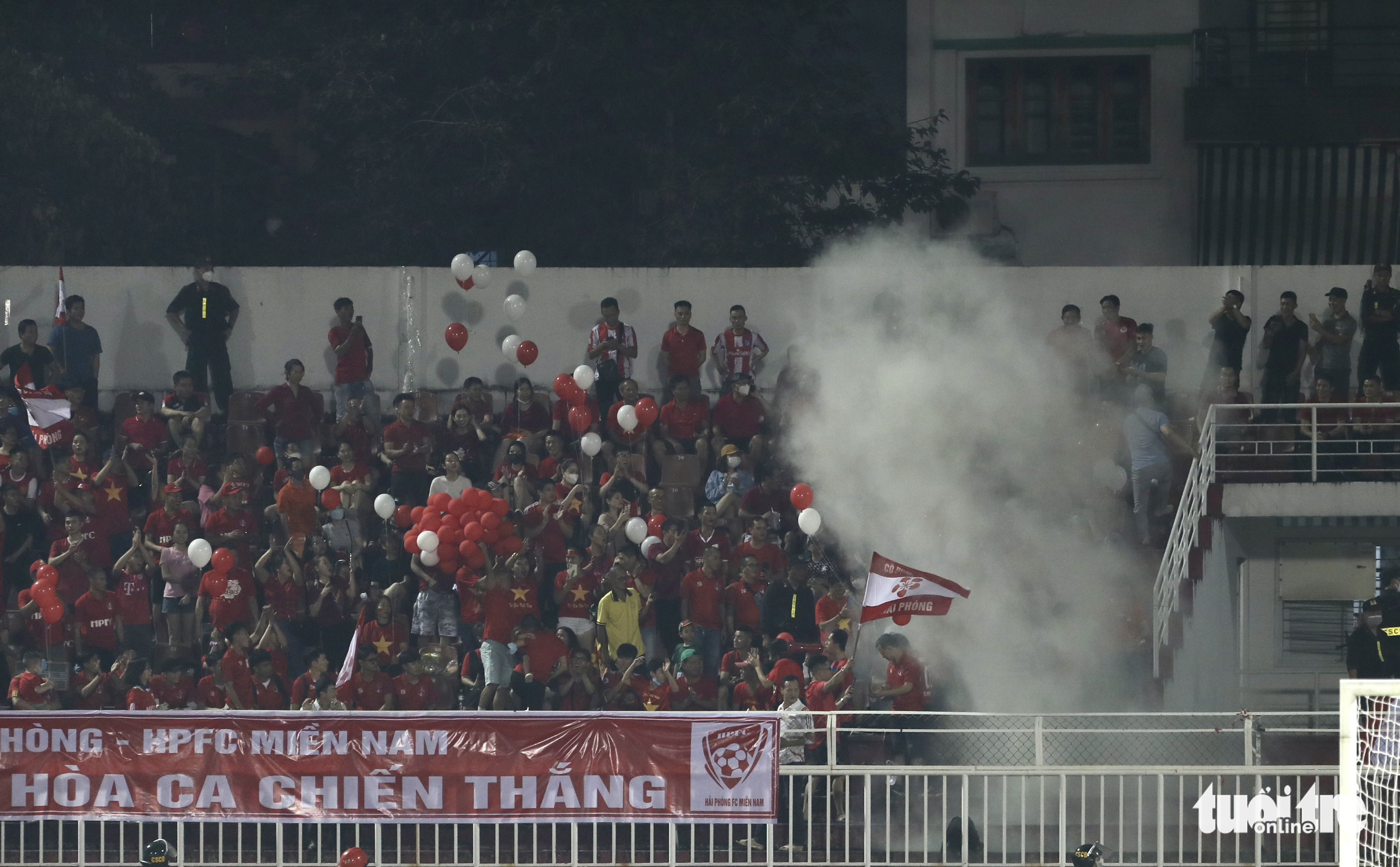 Smoke is seen after a bunch of balloons explode in the game between Hai Phong and Sai Gon football clubs in Round 22 of the 2022 V-League 1 at Thong Nhat Stadium in Ho Chi Minh City, October 28, 2022. Photo: H.T. / Tuoi Tre