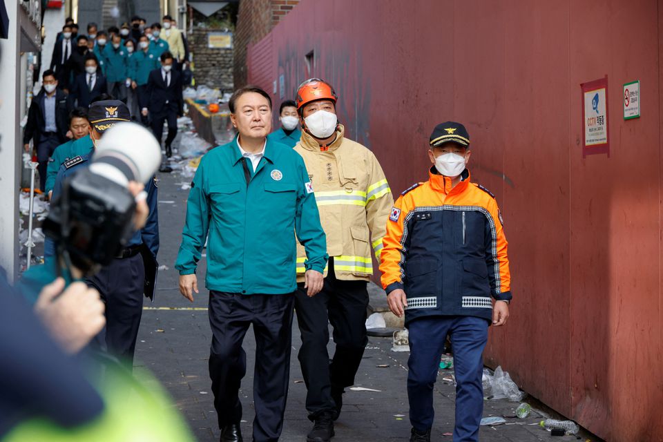 South Korean President Yoon Suk-yeol walks at the scene where many people died and were injured in a stampede during a Halloween festival in Seoul, South Korea, October 30, 2022. Photo: Reuters