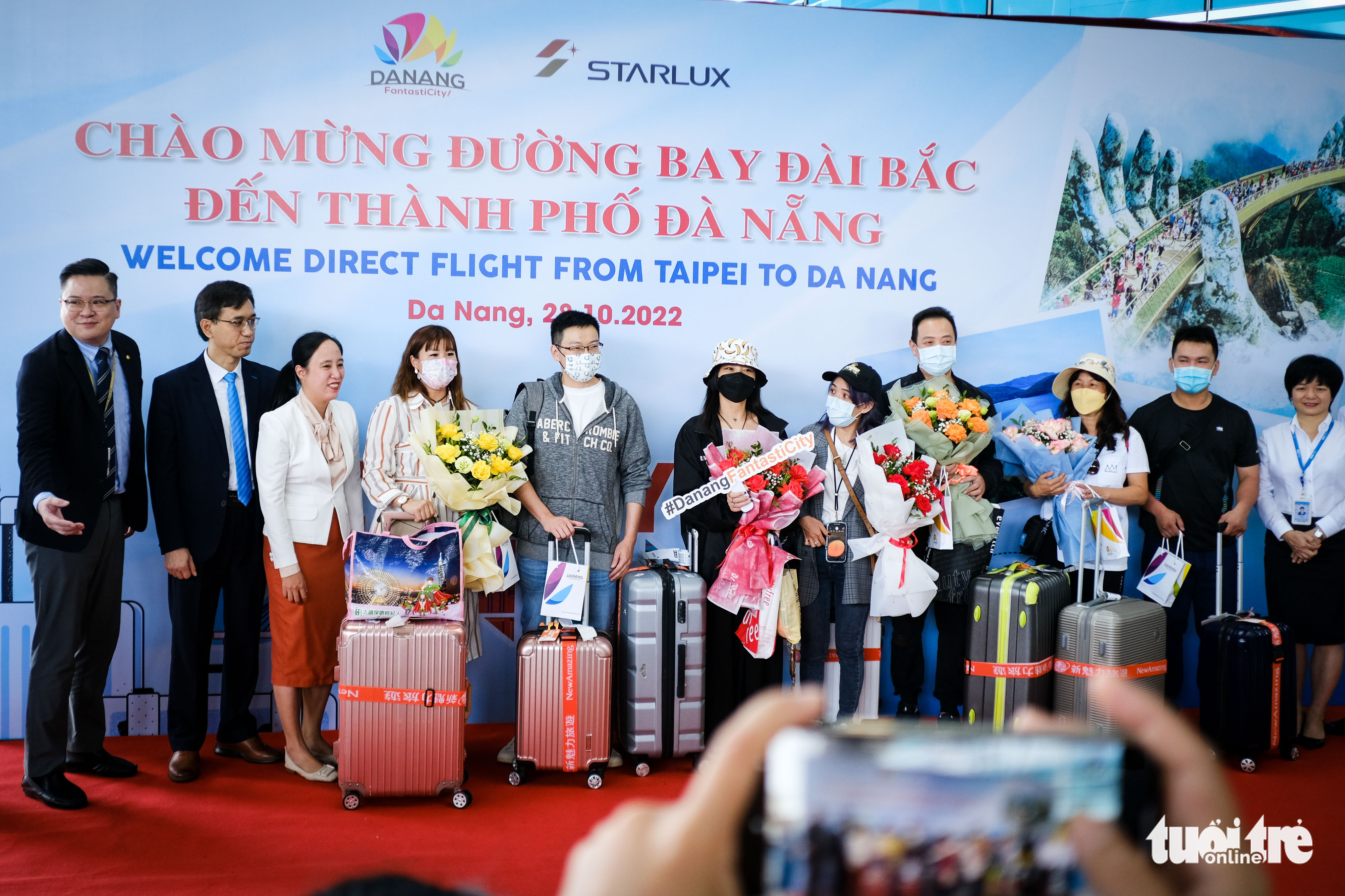 Tourists from Taiwan receive flowers and gifts following their arrival in Da Nang City, Vietnam, October 28, 2022. Photo: Tan Luc / Tuoi Tre