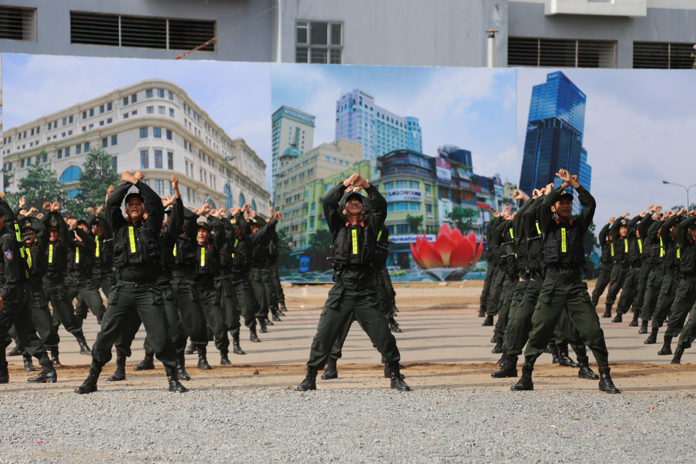 Mobile police officers perform martial arts. Photo: Minh Hoa / Tuoi Tre