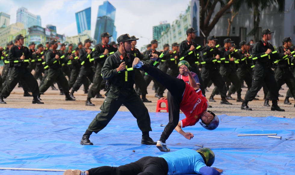 Mobile police officers fight people posing as terrorists with bare hands. Photo: Minh Hoa / Tuoi Tre