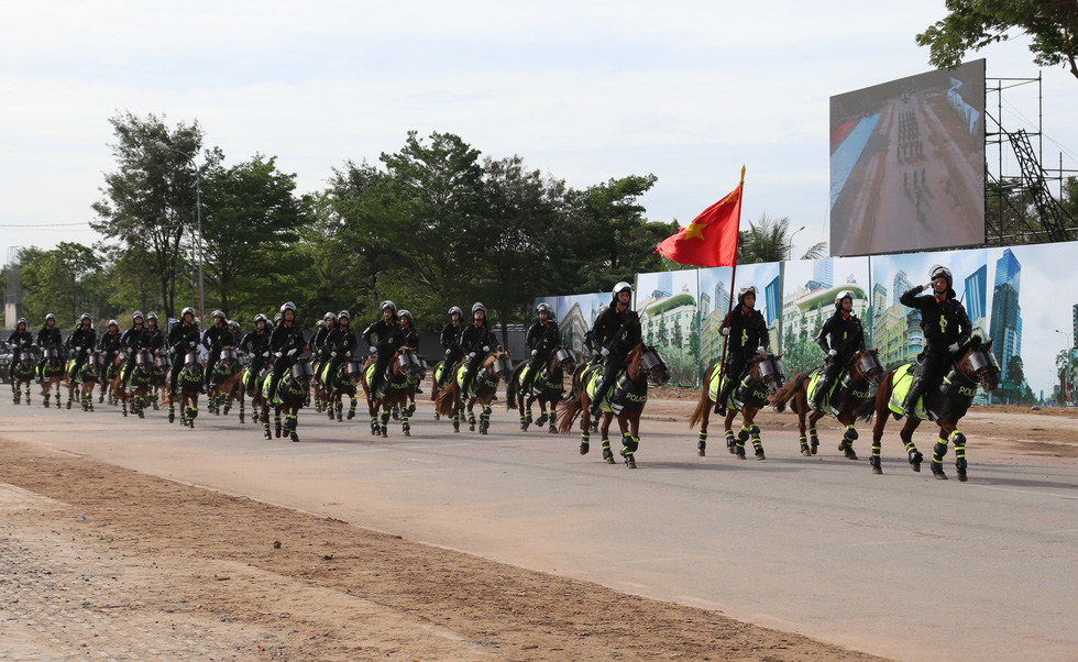 The cavalry force whose main duty is to fight crimes to ensure security and order. Photo: Minh Hoa / Tuoi Tre