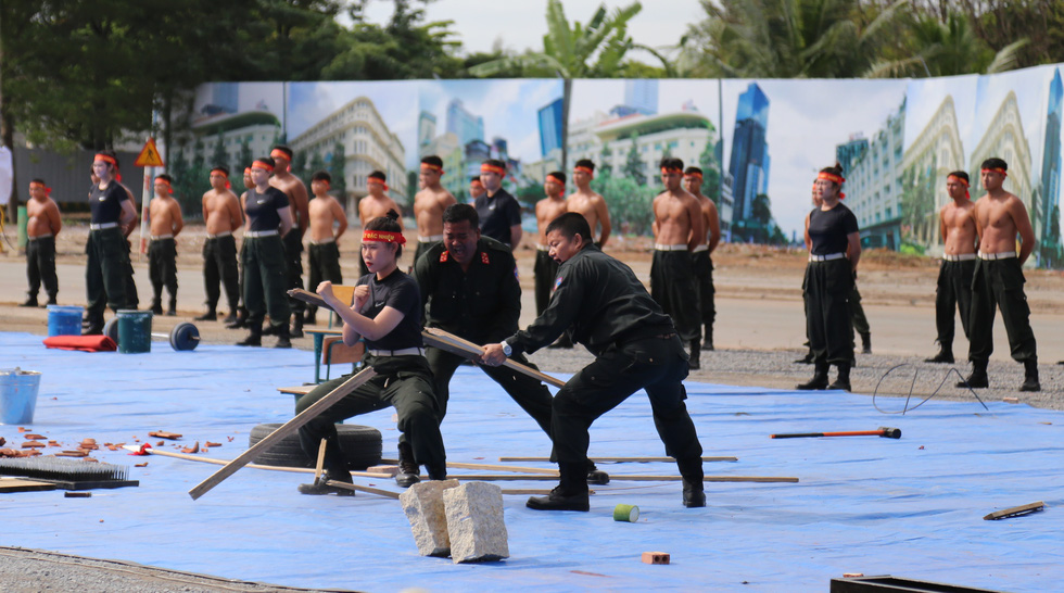 A female mobile police officer in a martial arts performance. Photo: Minh Hoa / Tuoi Tre