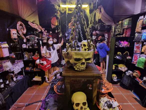 Customers buy Halloween decoration products at Treats & Sweets store on Thao Dien Street, Thu Duc City, under Ho Chi Minh City. Photo: Nhat Xuan / Tuoi Tre