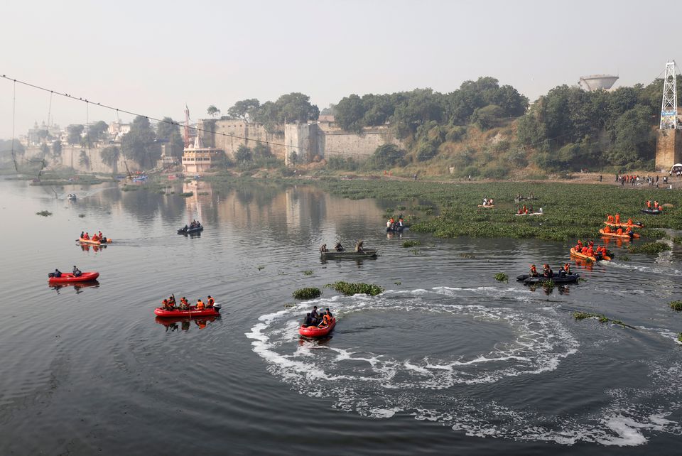 Rescuers conduct search operation after a suspension bridge collapsed on Sunday, in Morbi town in the western state of Gujarat, India, November 1, 2022. Photo: Reuters