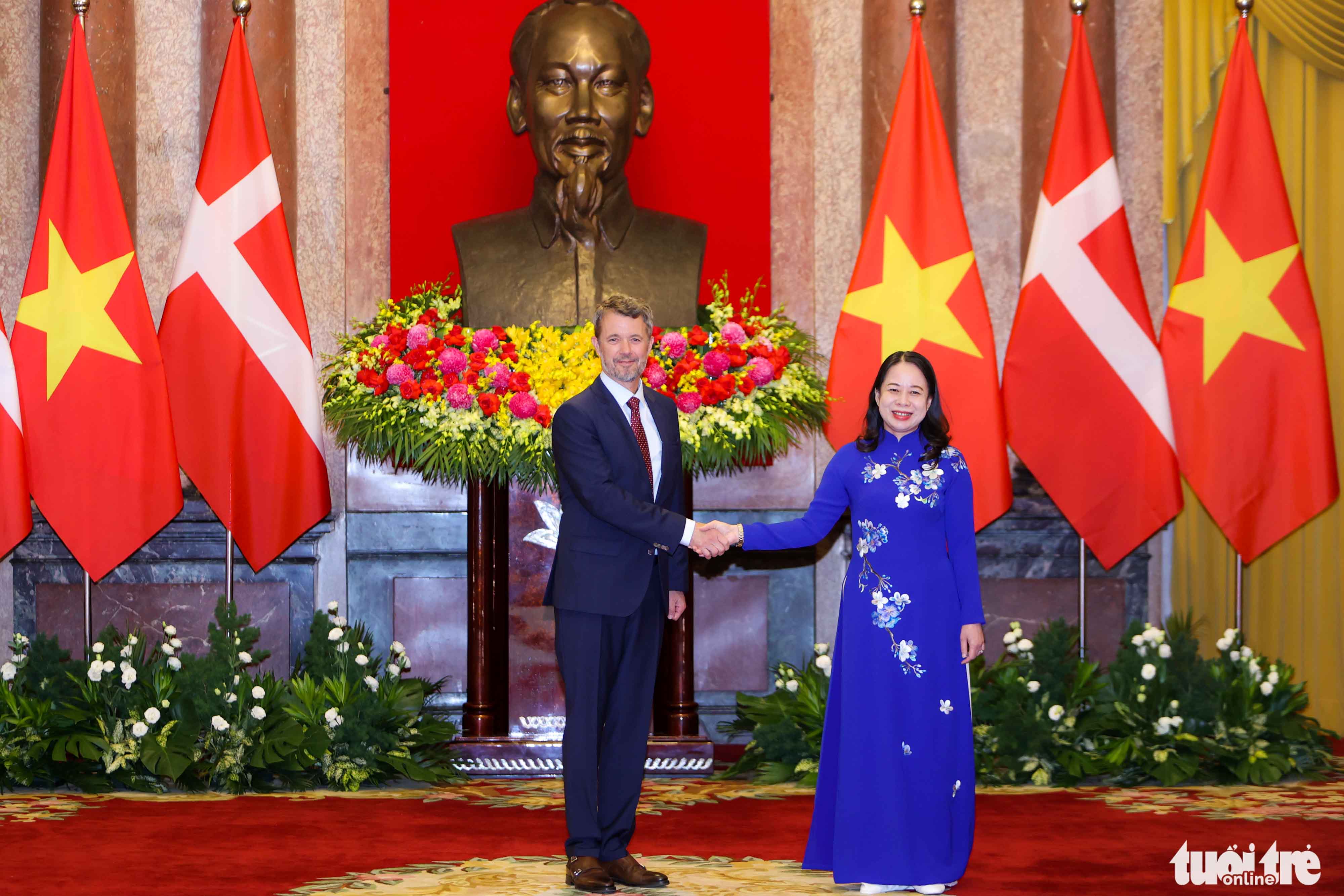 Vietnamese Vice-State President Vo Thi Anh Xuan shakes hands with Crown Prince of Denmark Frederik in Hanoi, November 1, 2022. Photo: Nguyen Khanh / Tuoi Tre