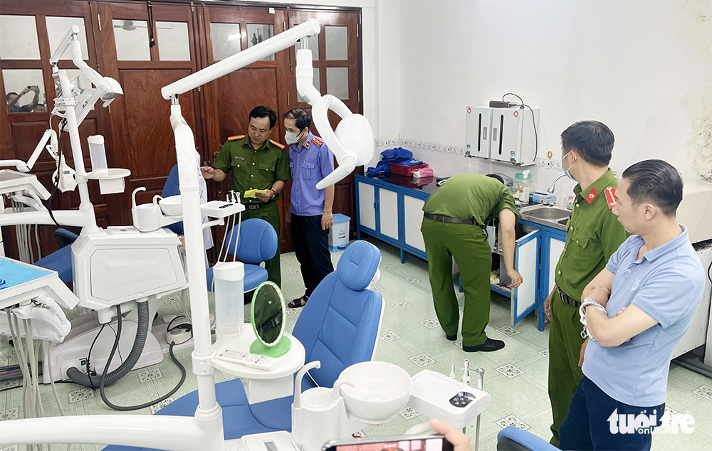 Police officers search Vu Xuan Tu’s deceitfully-registered dental clinic in An Giang Province, Vietnam. Photo: Tien Van / Tuoi Tre