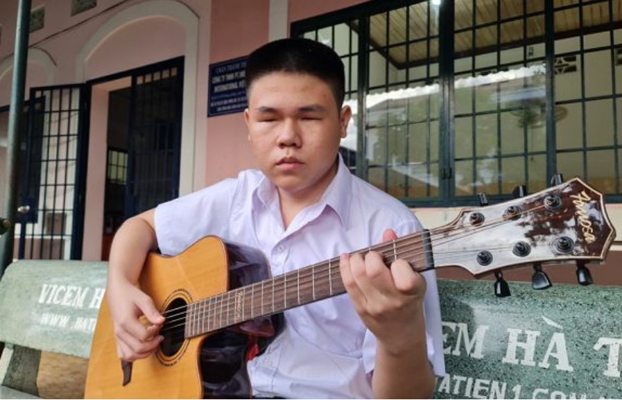 Young Vietnamese overcomes blindness to become university freshman