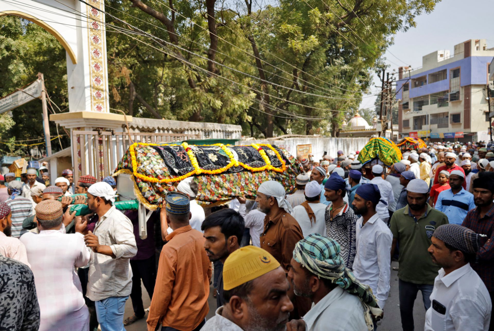 People carry coffins containing the bodies of the victims for their burial after a suspension bridge collapsed in Morbi town in the western state of Gujarat, India, October 31, 2022. Photo: Reuters