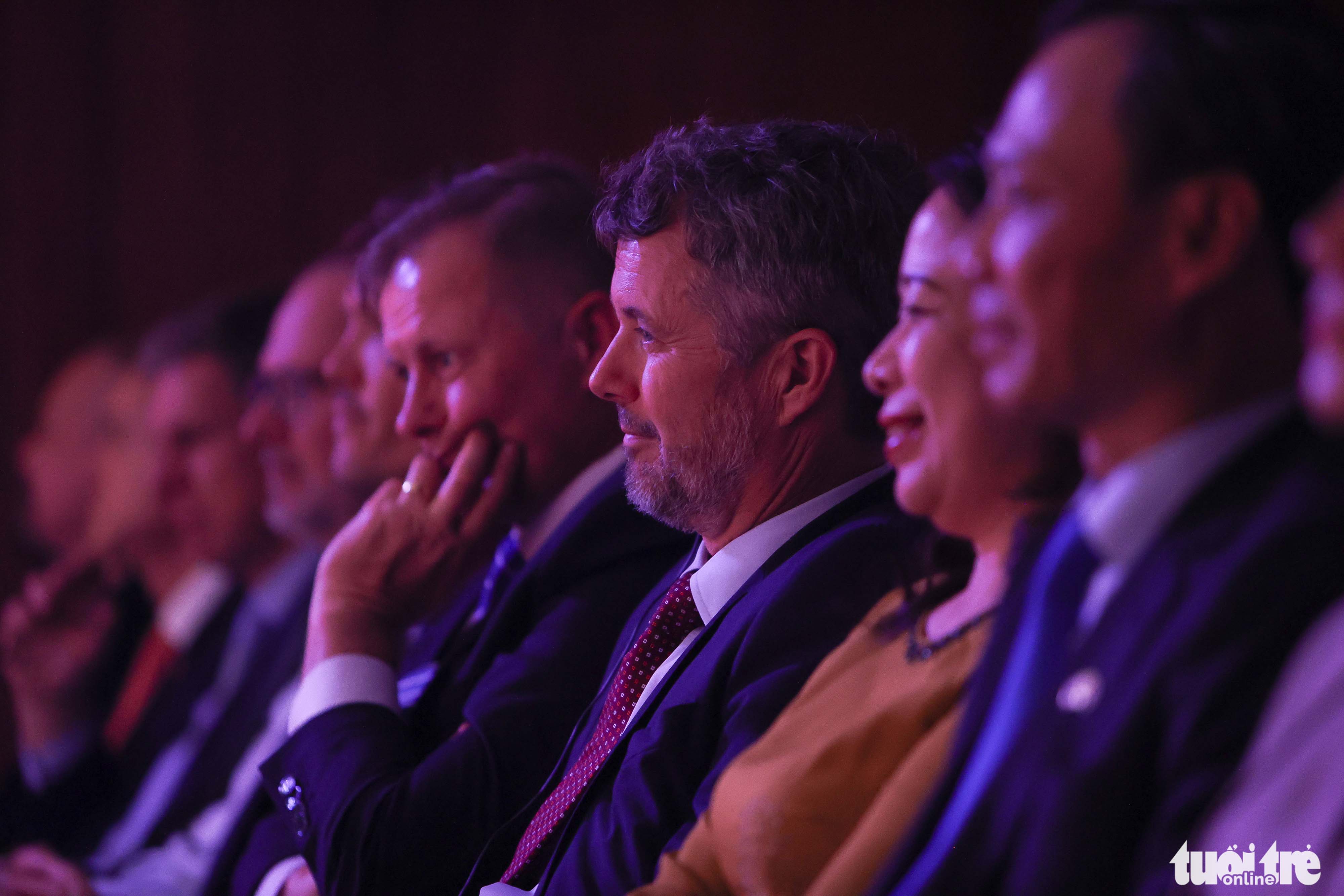 Crown Prince of Denmark Frederik is accompanied by Vietnamese Vice-State President Vo Thi Anh Xuan during the water puppet show in Hanoi, November 1, 2022. Photo: Nguyen Khanh / Tuoi Tre