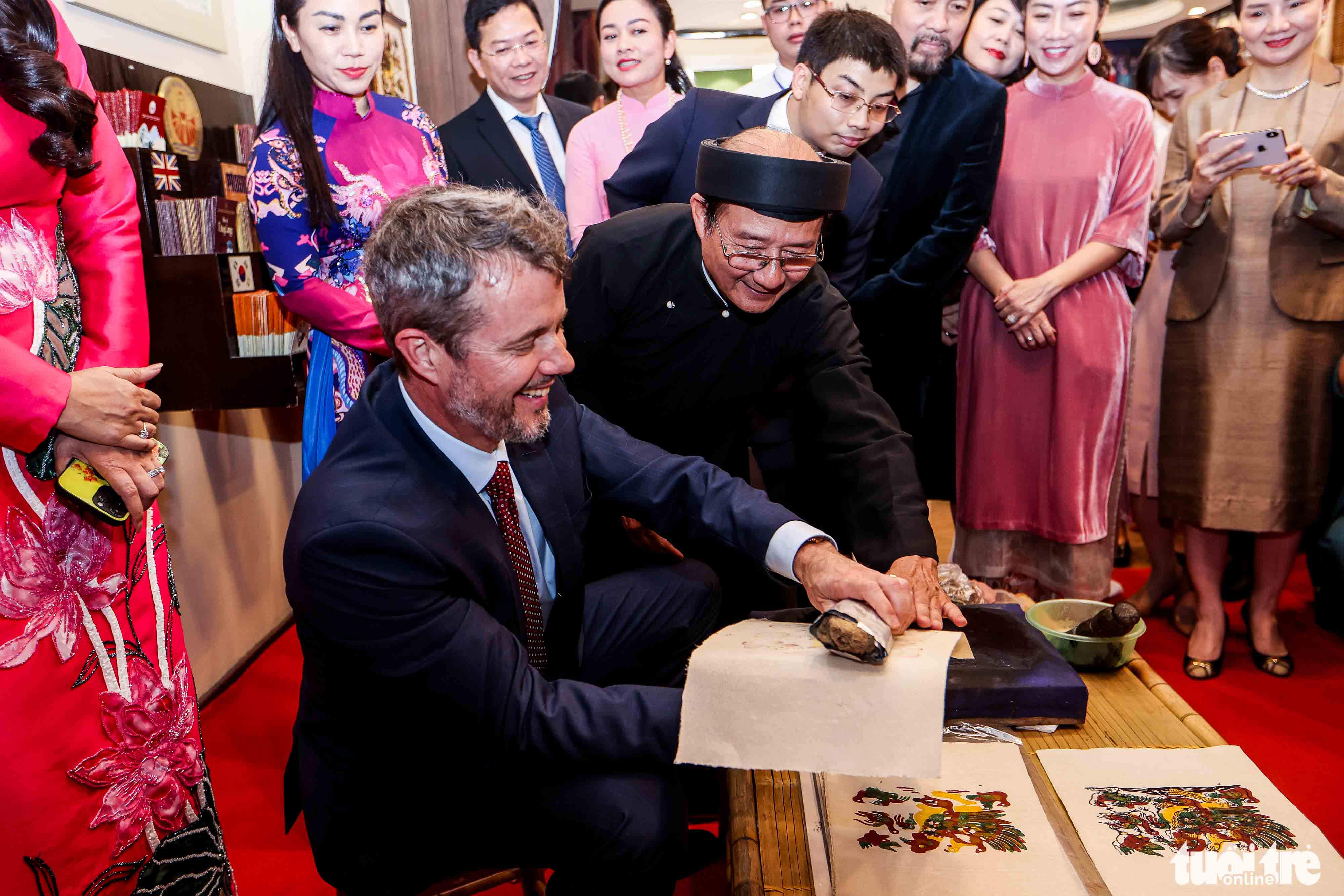 Crown Prince of Denmark Frederik experiences the making of Dong Ho folk painting in Hanoi, November 1, 2022. Photo: Nguyen Khanh / Tuoi Tre