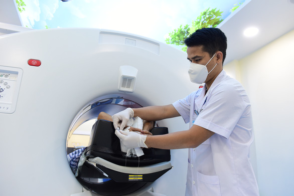 A patient undergoes a PET/CT scan at the Ho Chi Minh City Oncology Hospital. Photo: Duyen Phan / Tuoi Tre