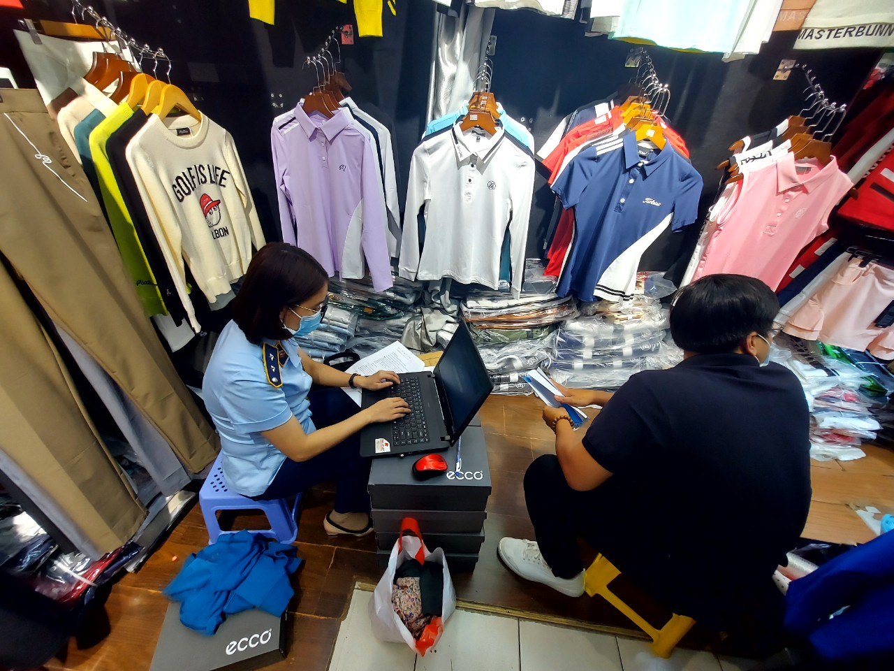 This supplied photo shows market watchdog officers examine a store at Saigon Square in District 1, Ho Chi Minh City, November 1, 2022.