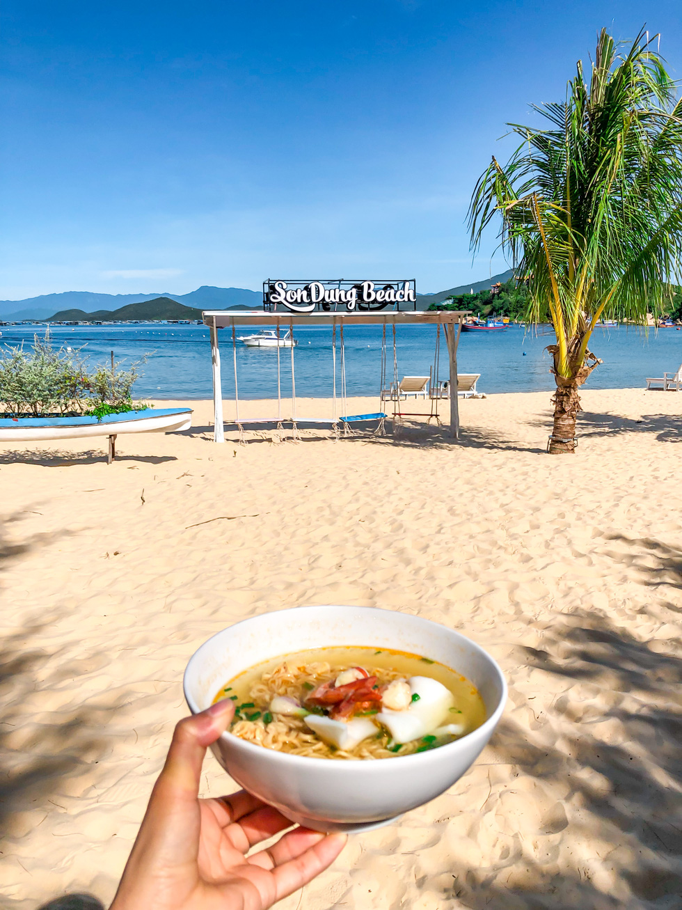 Apart from its turquoise water and white sand, local seafood available in Son Dung is mouth-watering. Sitting on the beach, breathing salt air and breeze, and enjoying local seafood are worth a try for those visiting Son Dung. Photo: Hoang Thuy Duong