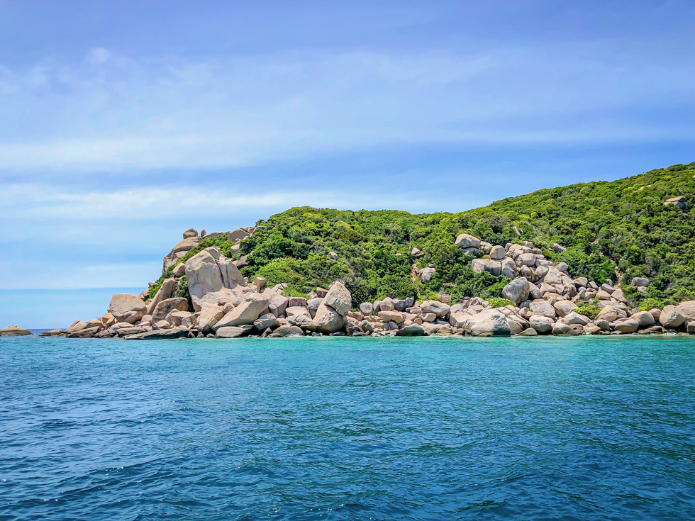 Travelers to Son Dung can visit other nearby places in Van Phong Bay such as Dai Lanh beach, Ong islet and Diep Son island. Photo: Hoang Thuy Duong