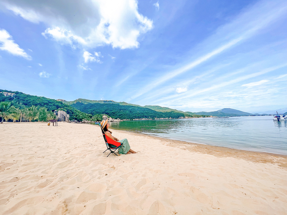 It would be an astonishing experience to sit on a soft white sand beach, breathe the fresh sea breeze, and enjoy the sound of waves lapping the sand. Photo: Hoang Thuy Duong