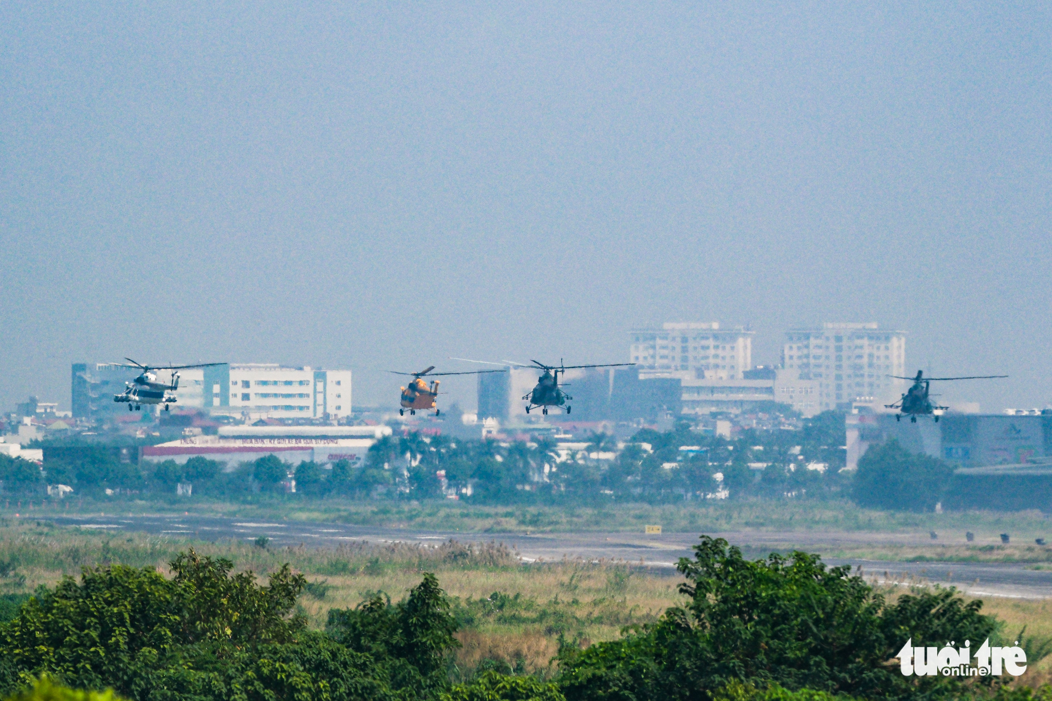Four Mi helicopters take off from Gia Lam Airport in Long Bien District, Hanoi as part of flight drills to prepare for the Vietnam International Defense Expo 2022, November 3, 2022. Photo: Nam Tran / Tuoi Tre